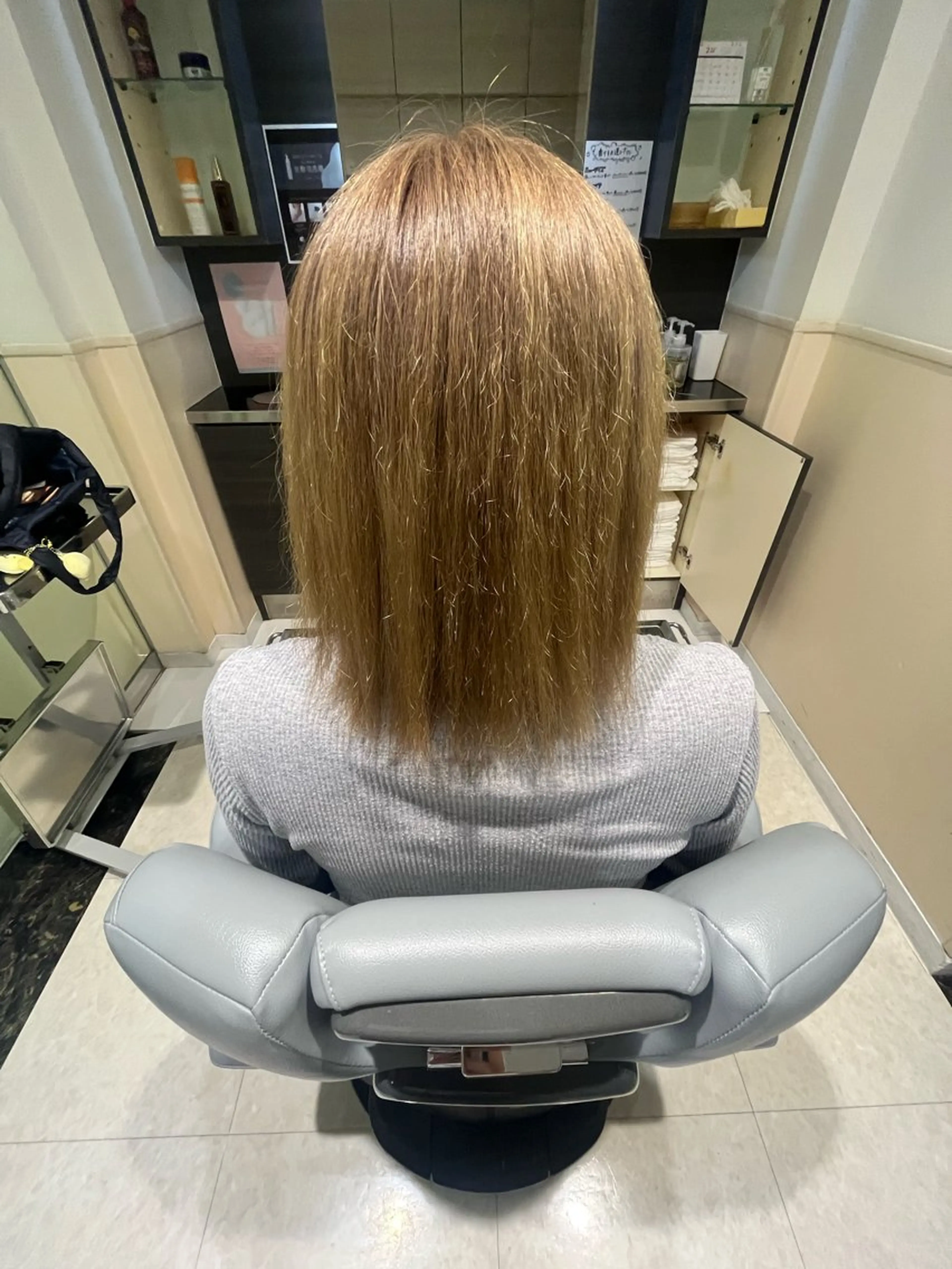 ミディアム カラー グレージュ ミルクティーグレージュ 根本 心愛のヘアスタイル