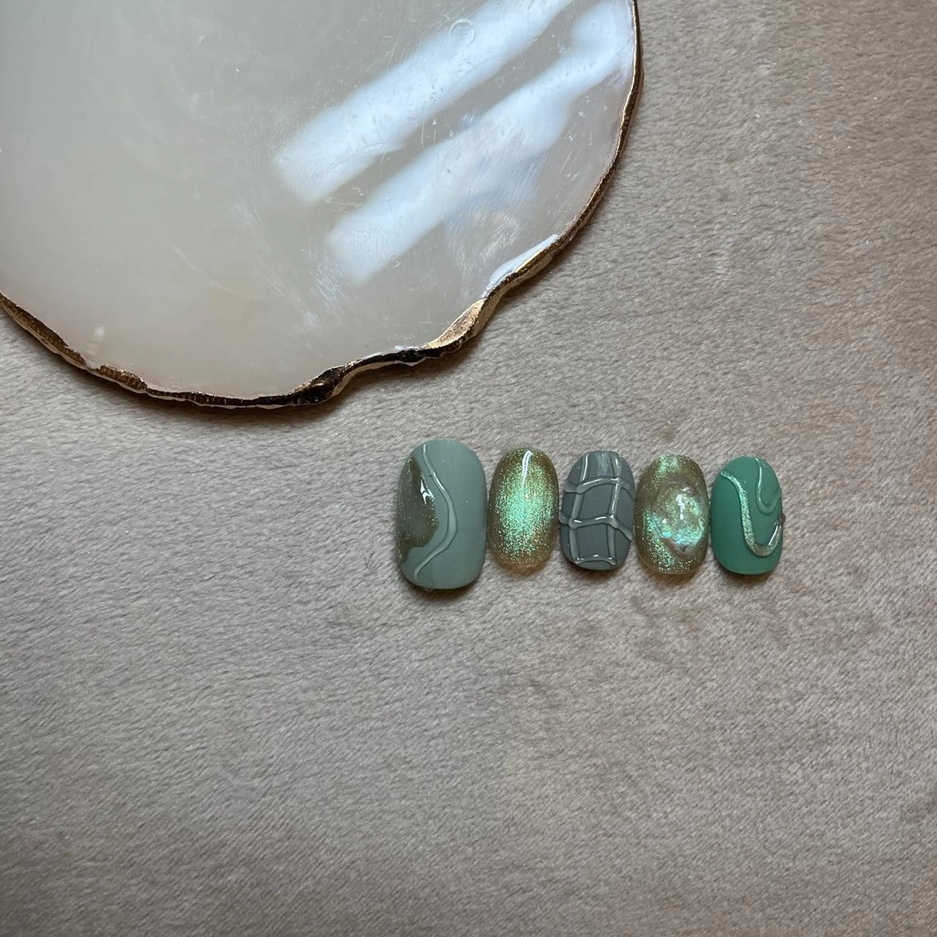 ネイル グリーン マグネットネイル マットネイル フリーランス¨̮⃝ ネイリストOKADAのネイルデザイン