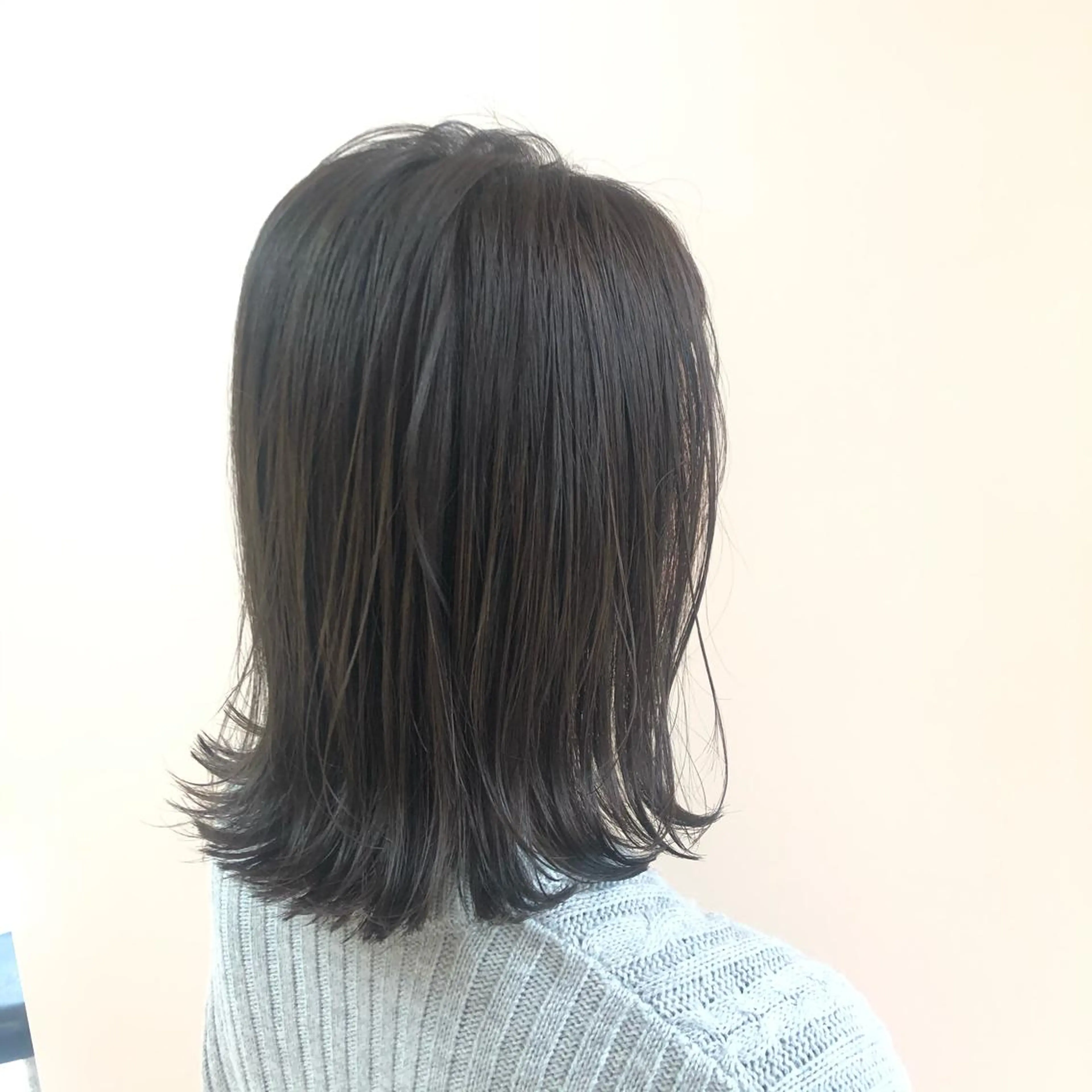 ミディアム カラー アッシュ イルミナカラー オリーブアッシュ 小顔レイヤー/ ベージュ🤍Rieのヘアスタイル