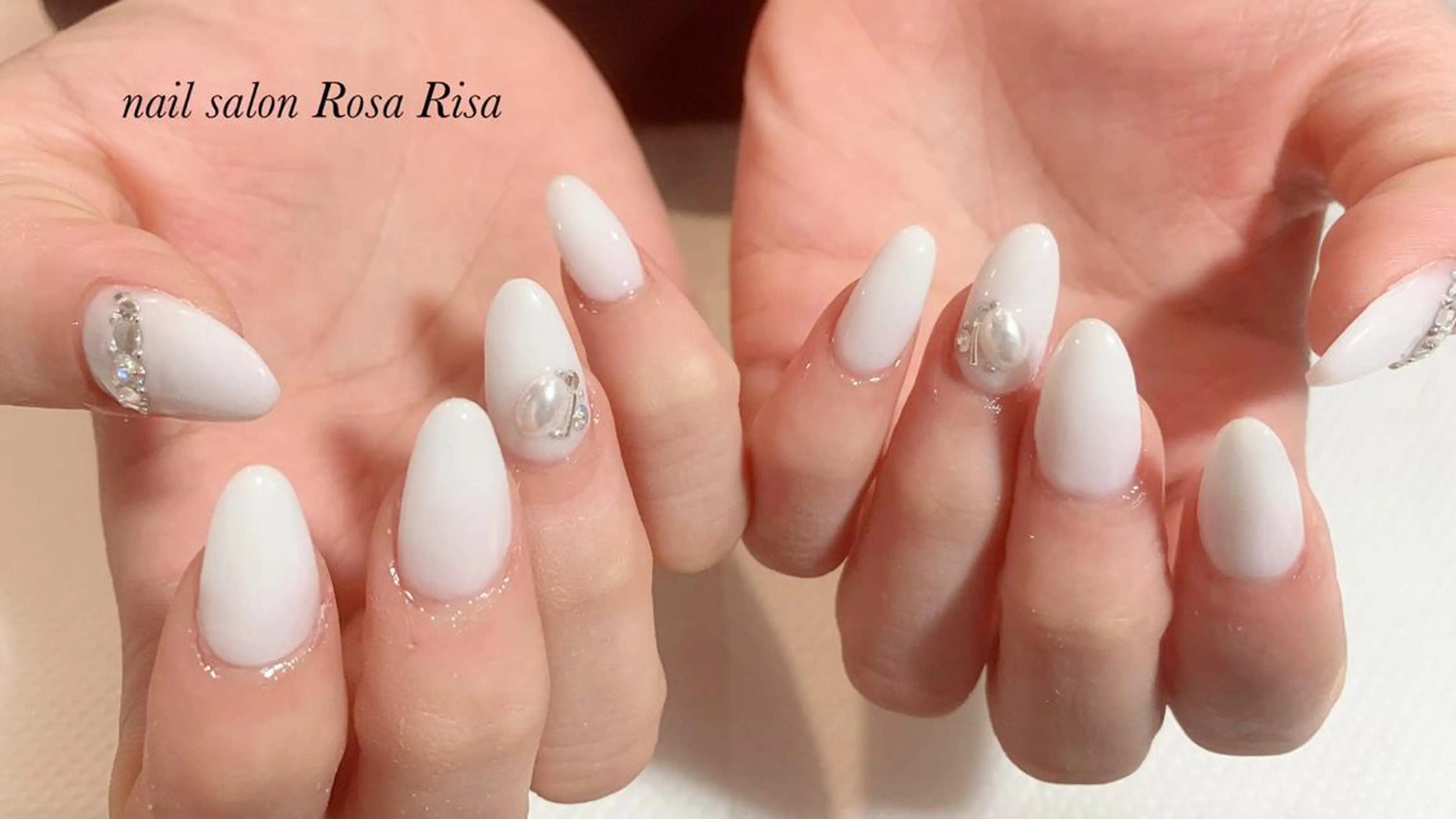ミディアム ネイル スカルプネイル ホワイト ネイルスタジオ シェイクユアハンズのネイルデザイン