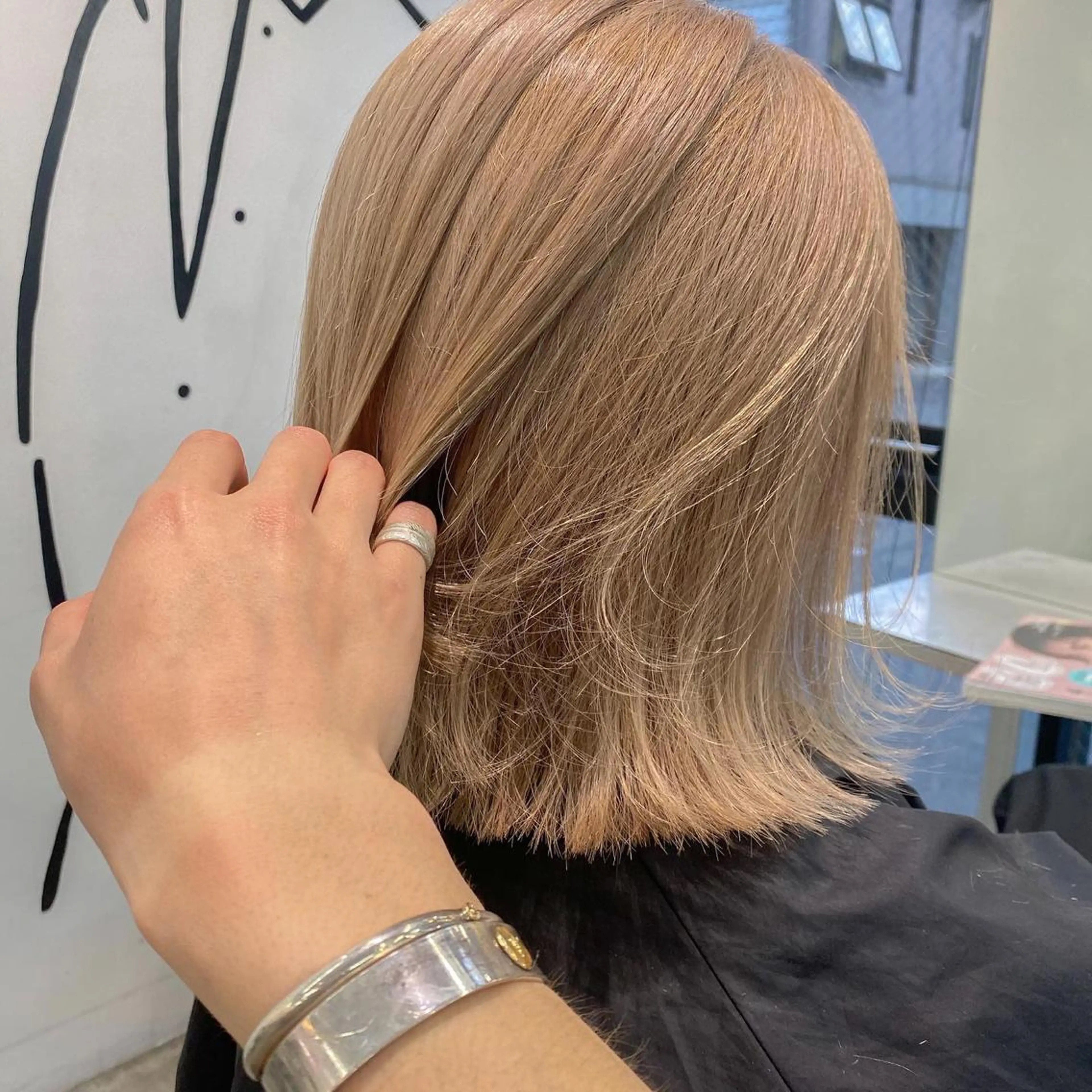 ミディアム カラー ベージュカラー ダブルカラー ハイトーンカラー ホワイトベージュ カット ヘアカラー トリートメント 海外デザイン🇺🇸 石渡諒太のヘアスタイル