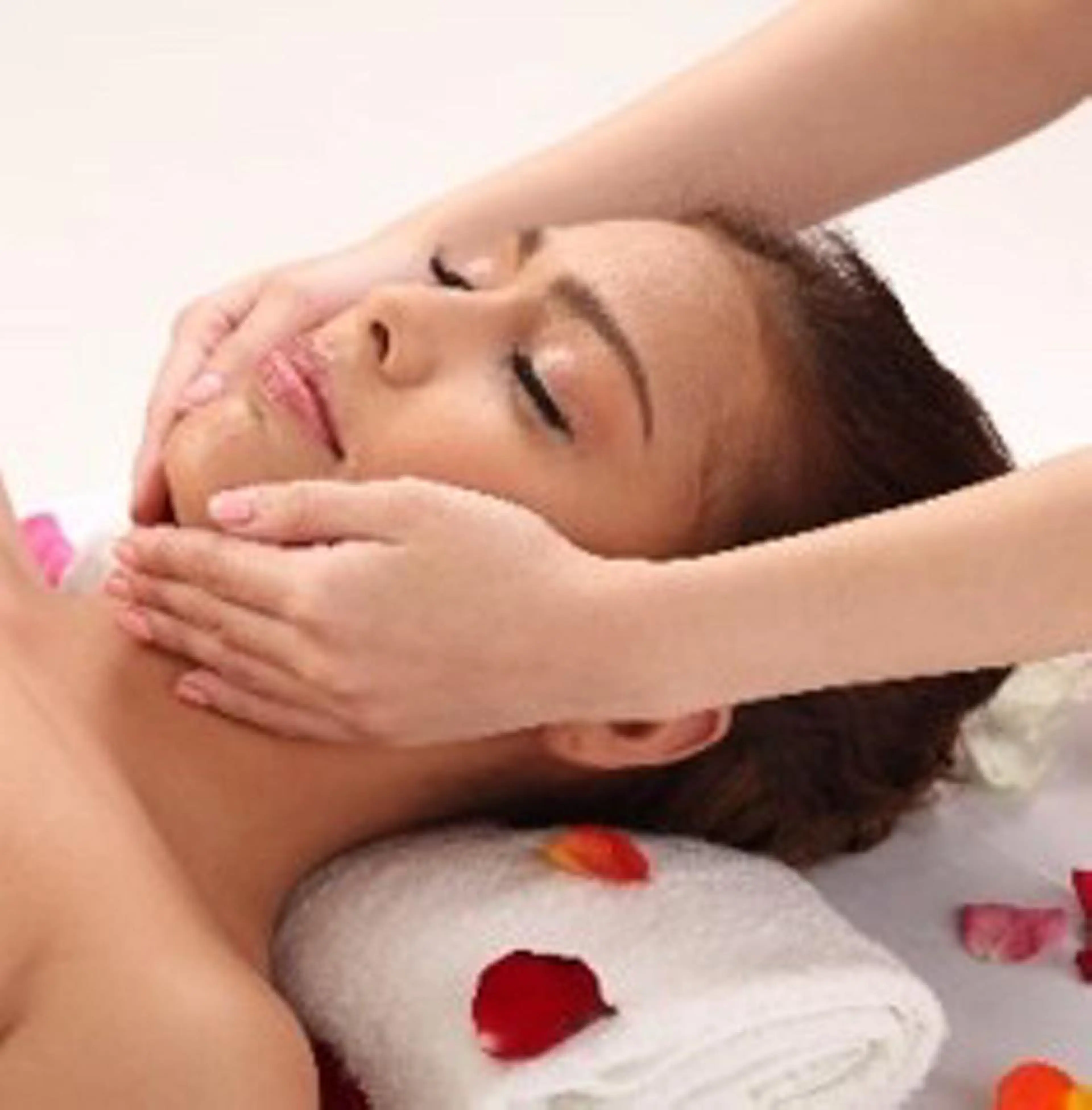 クレンジング→洗顔→鎖骨とお顔のリンパマッサージ→コラーゲンパックの写真