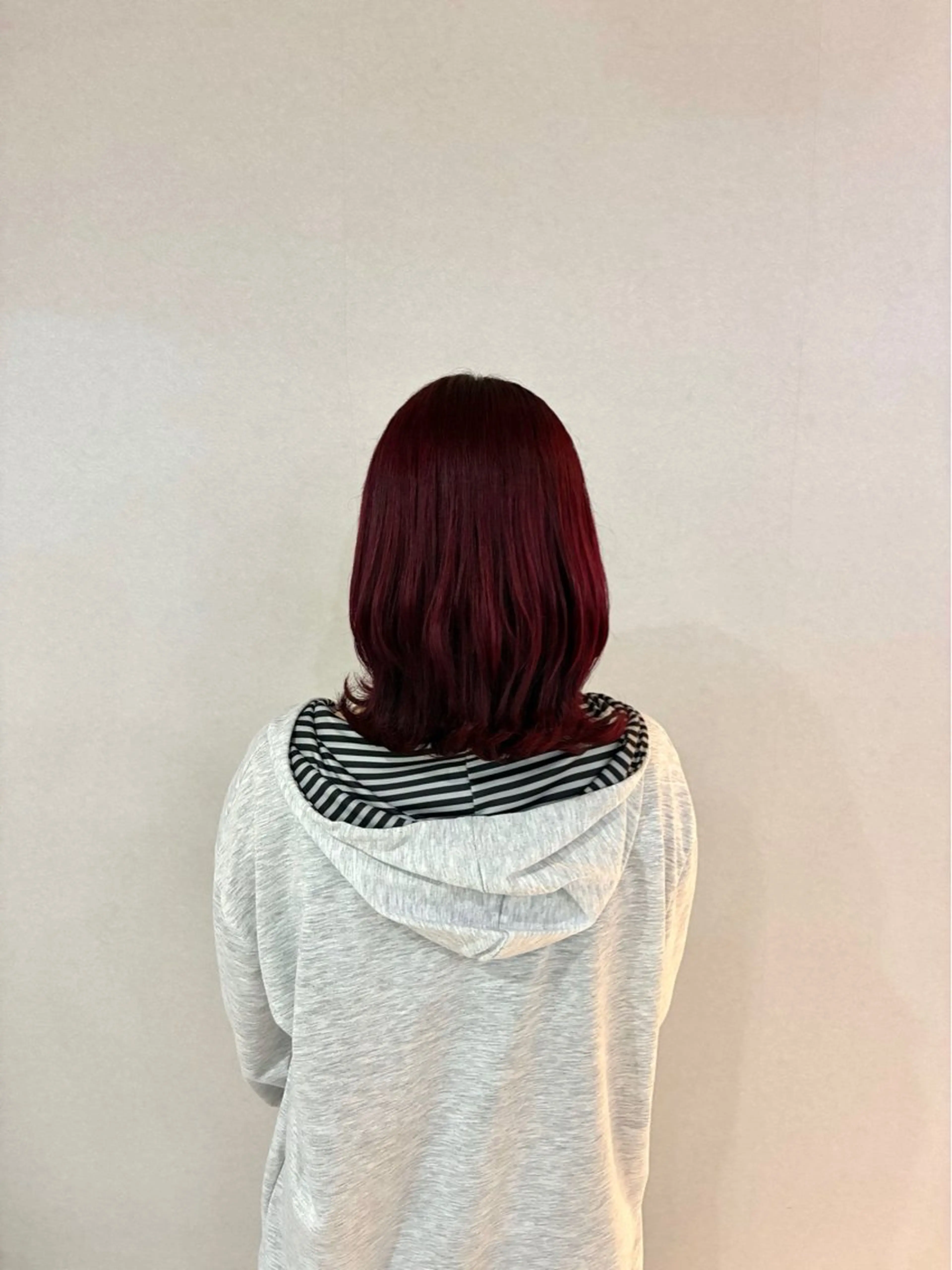 カラー ブリーチ ボルドーカラー ブリーチなしカラー レッドカラー ハナダ メイのヘアスタイル