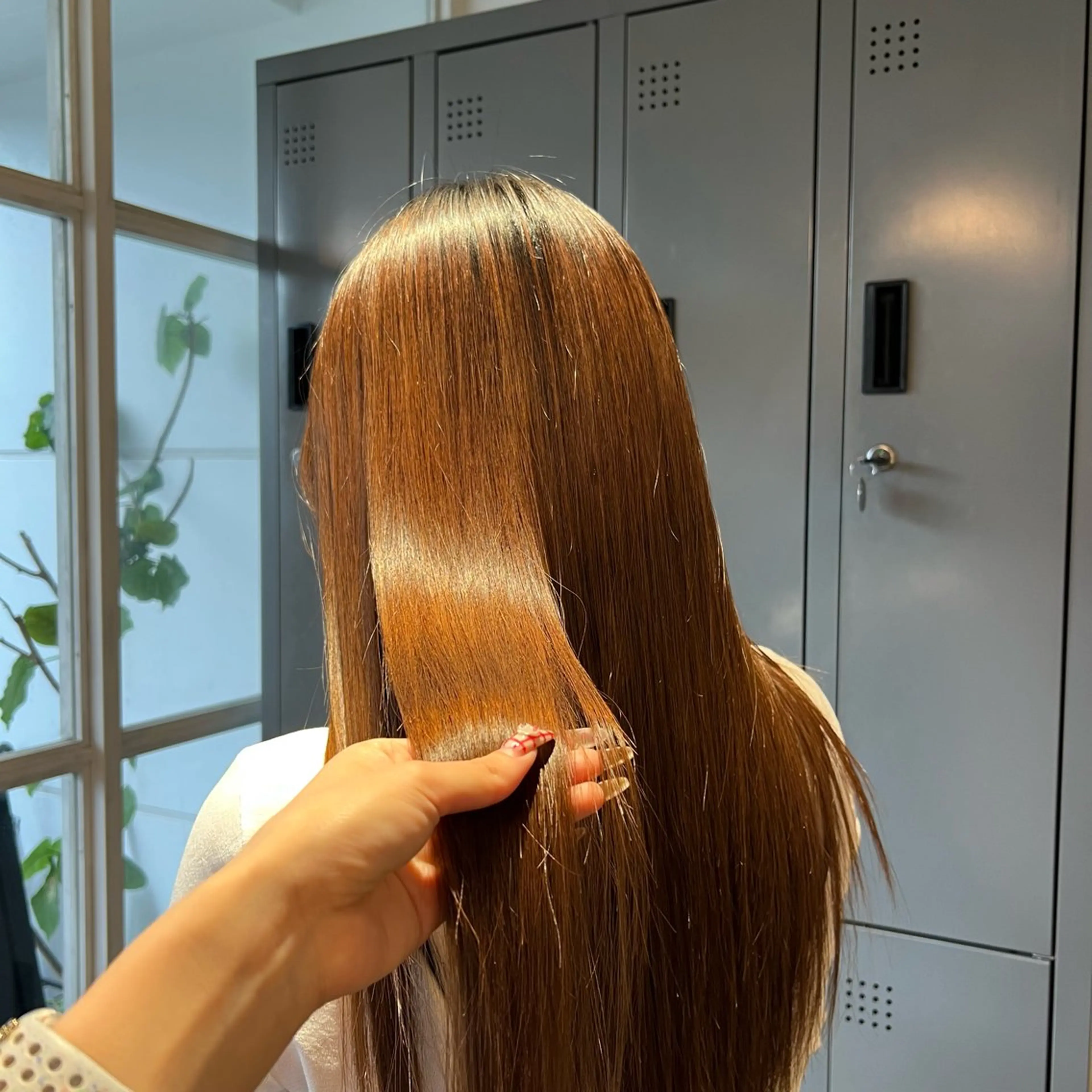 ロング カット 縮毛矯正 ワタナベ モカ🦢ダブルカラーのヘアスタイル