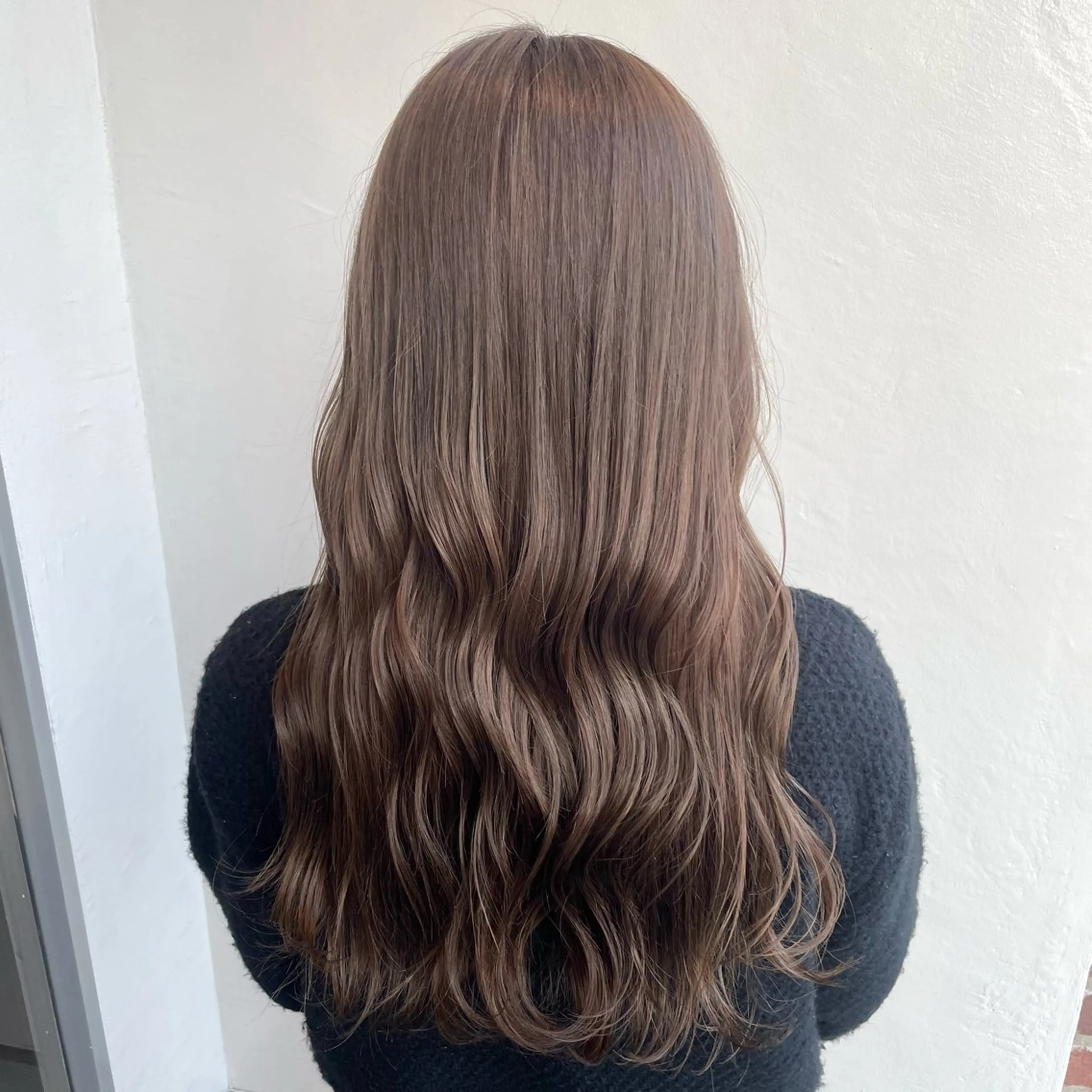 ロング カラー ベージュカラー ブリーチ フォギーベージュ ヘアカラー 透明感/顔周りカット /レイヤー/岡本のヘアスタイル