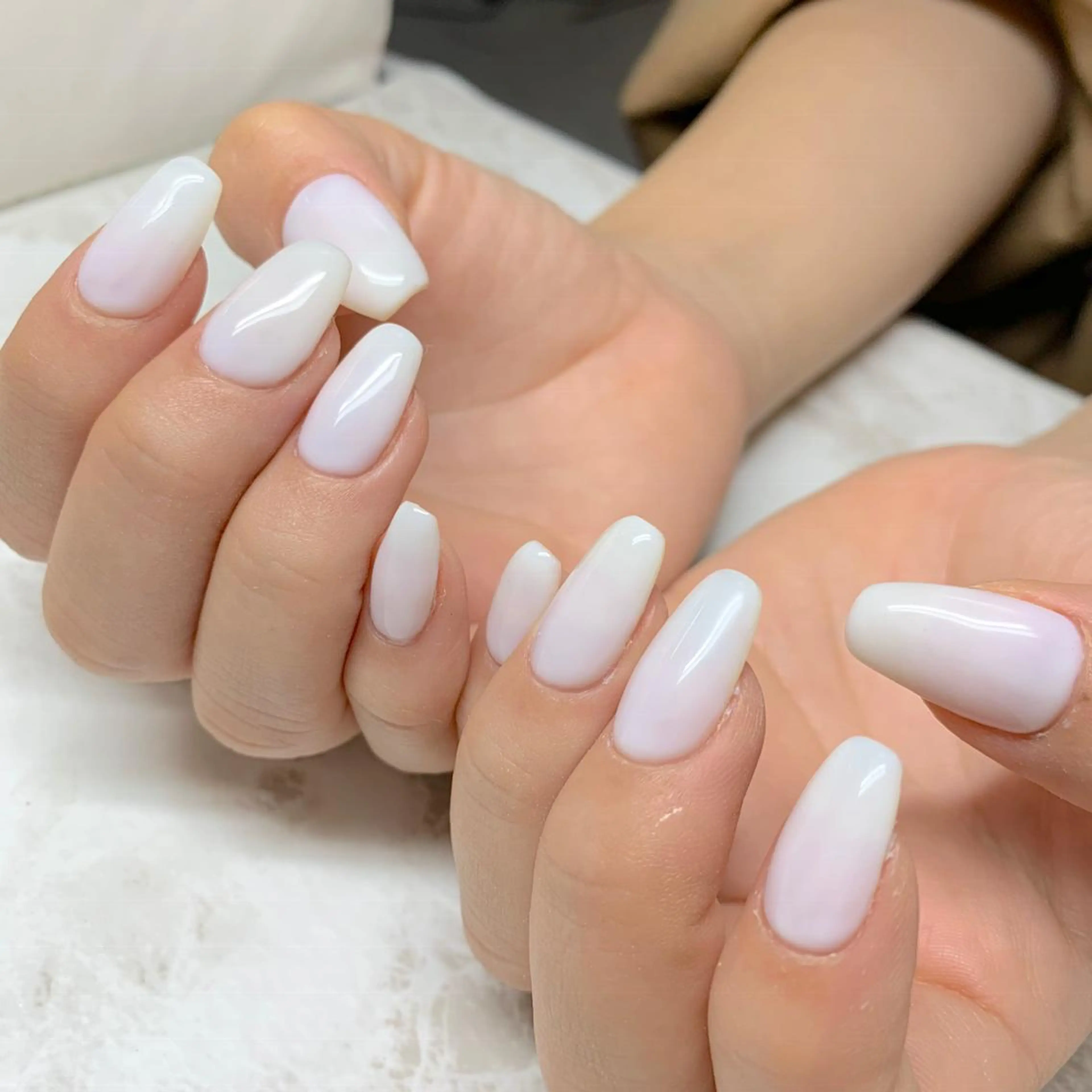 ネイル ホワイト ハンドネイル フットネイル ハンドケア LULU LIMAのネイルデザイン