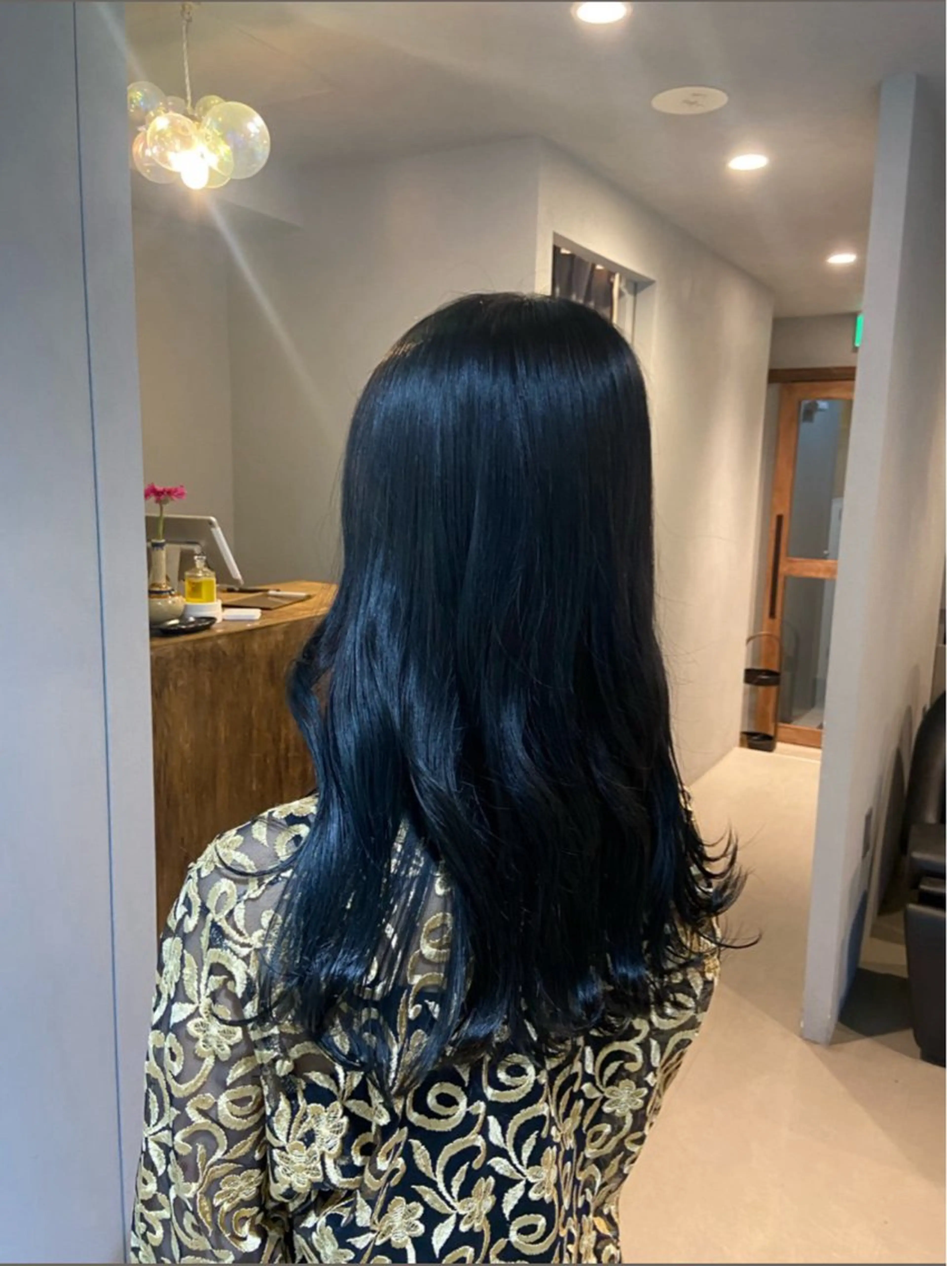 カラー 黒髪 ブルーカラー ブルーブラック 透明感カラー 【arc】 佐藤未希穂/パーマのヘアスタイル