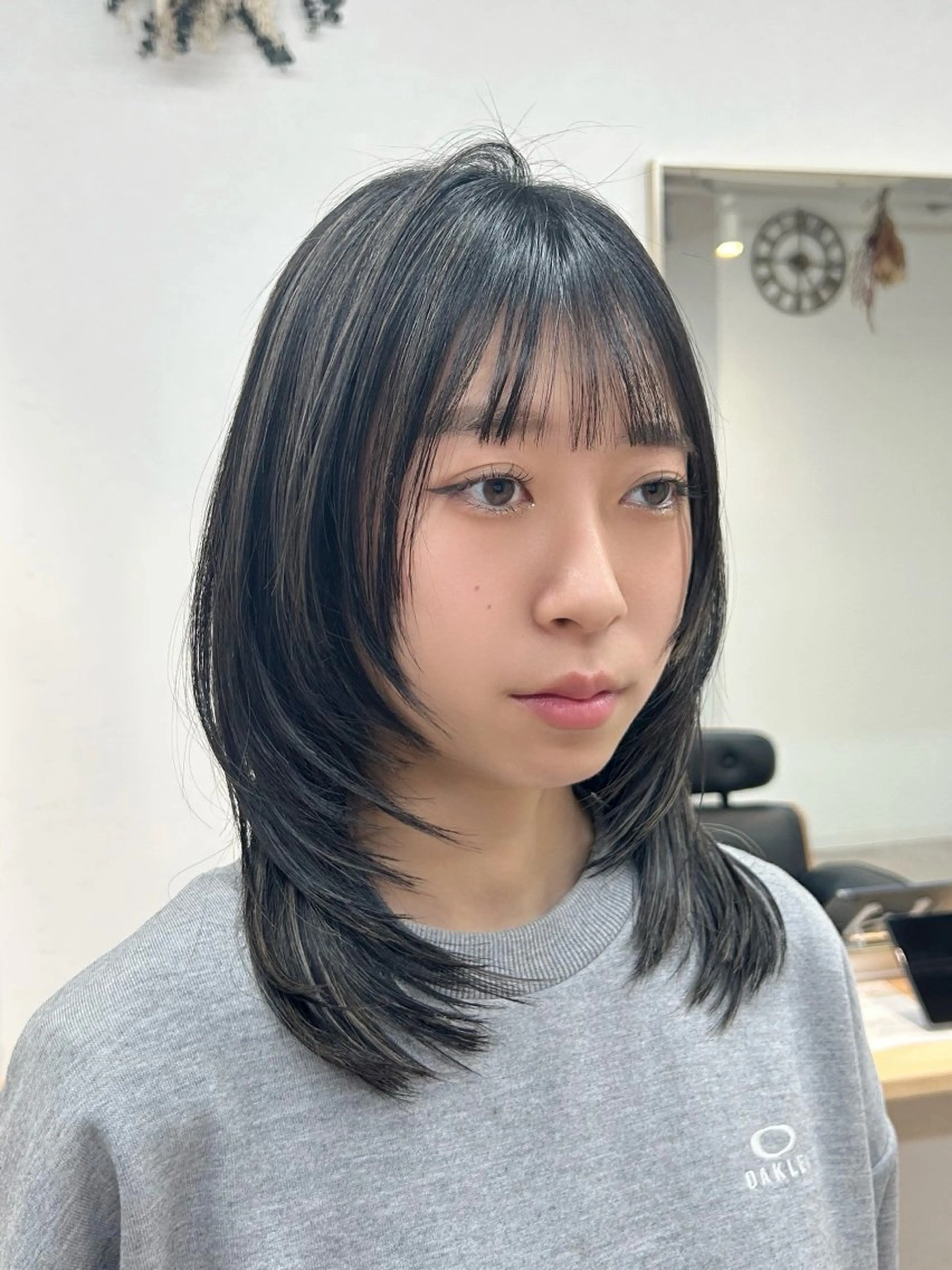 セミロング カラー ハイライトカラー ハイライト レイヤーカット カット ヘアカラー トリートメント 艶カラー/レイヤー/ ハイトーン/まなみのヘアスタイル