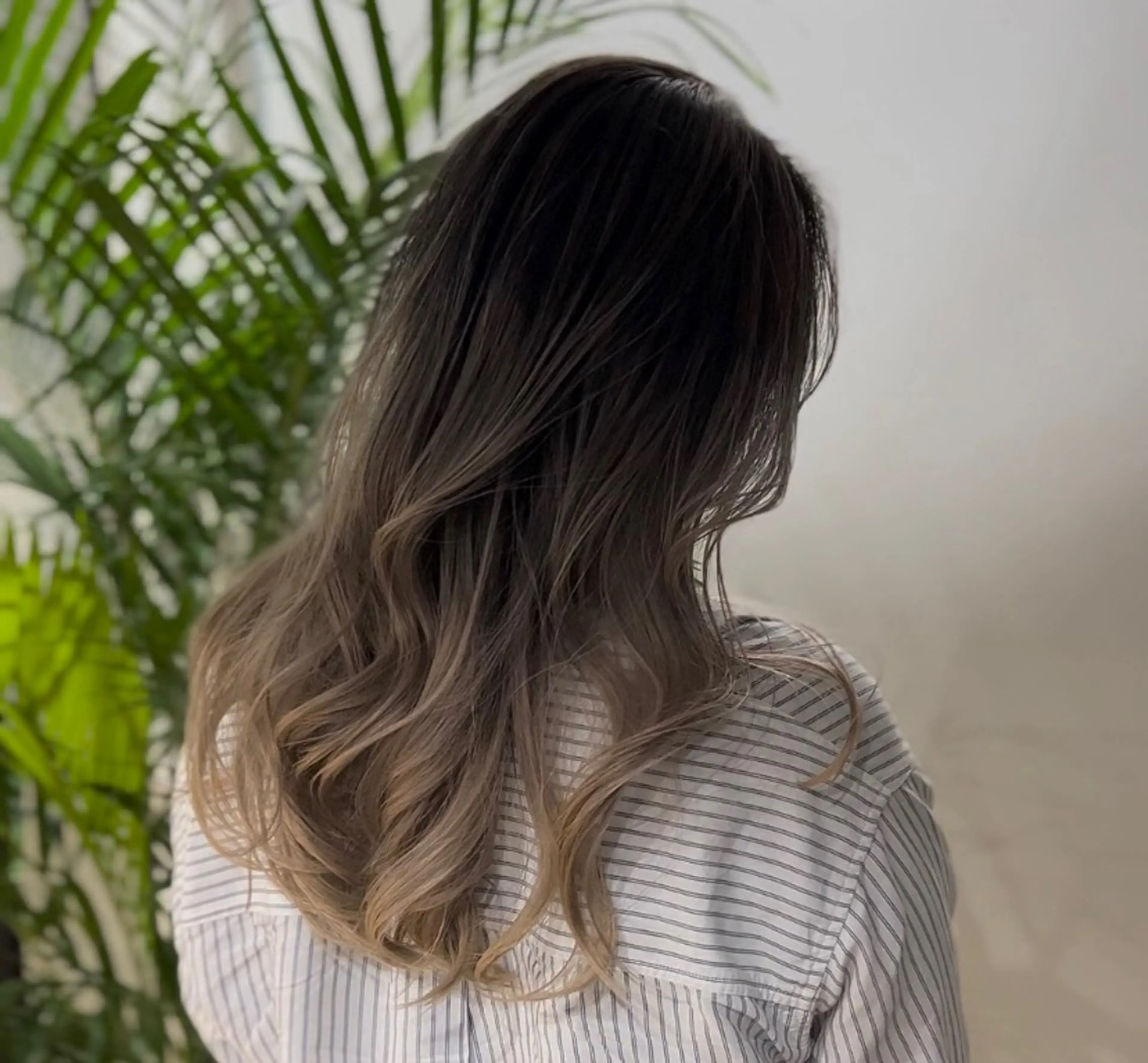 ロング カラー バレイヤージュ デザインカラー 外国人風カラー レイヤーカット Kensho 京都駅 ケアブリーチのヘアスタイル