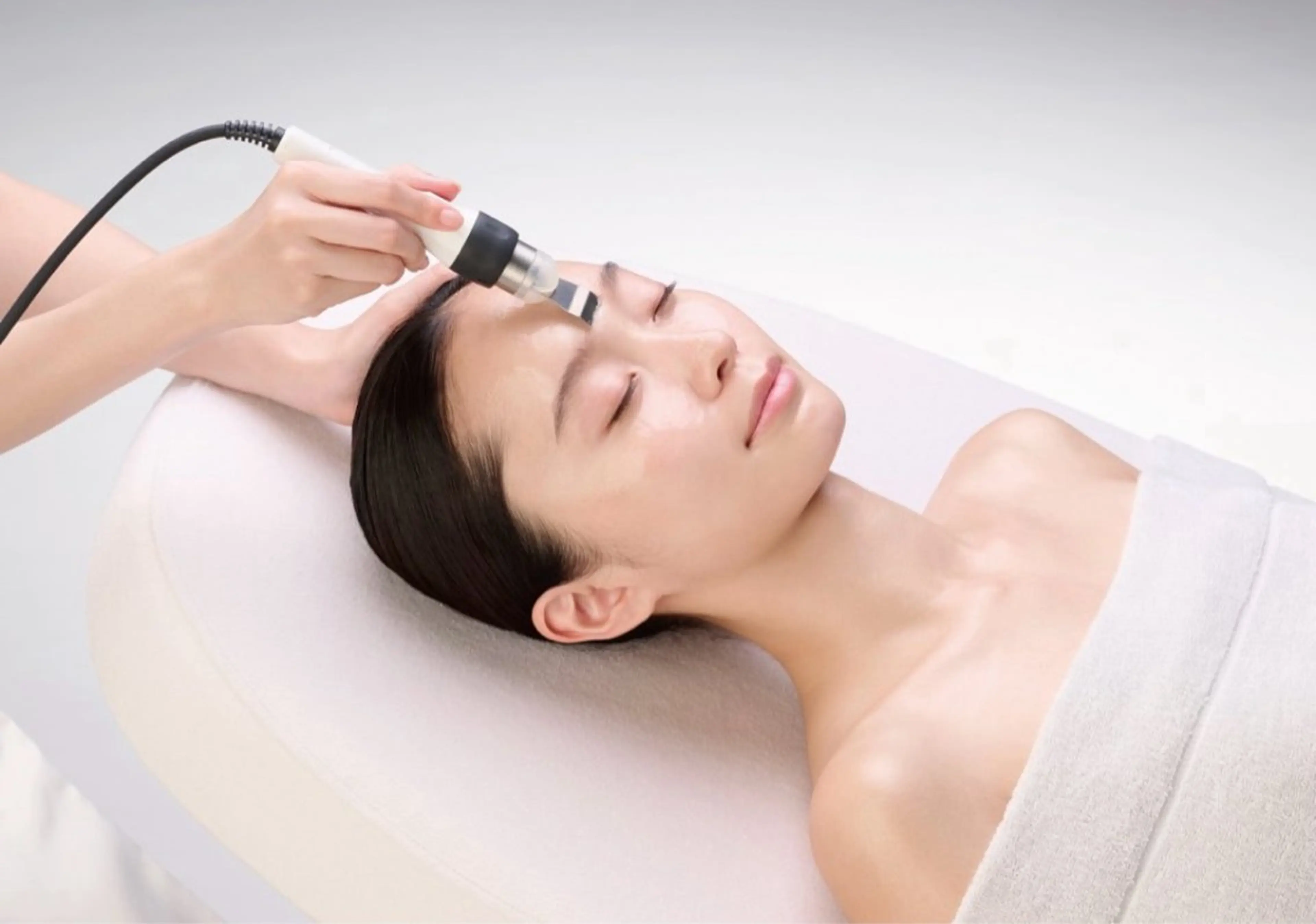 超音波毛穴洗浄⭐︎＋ベッドスパ🎉人気メニュー鼻の黒ずみ、皮脂が気になる人は夏前に✨鼻、おでこ・頬・あご先の毛穴洗浄の写真