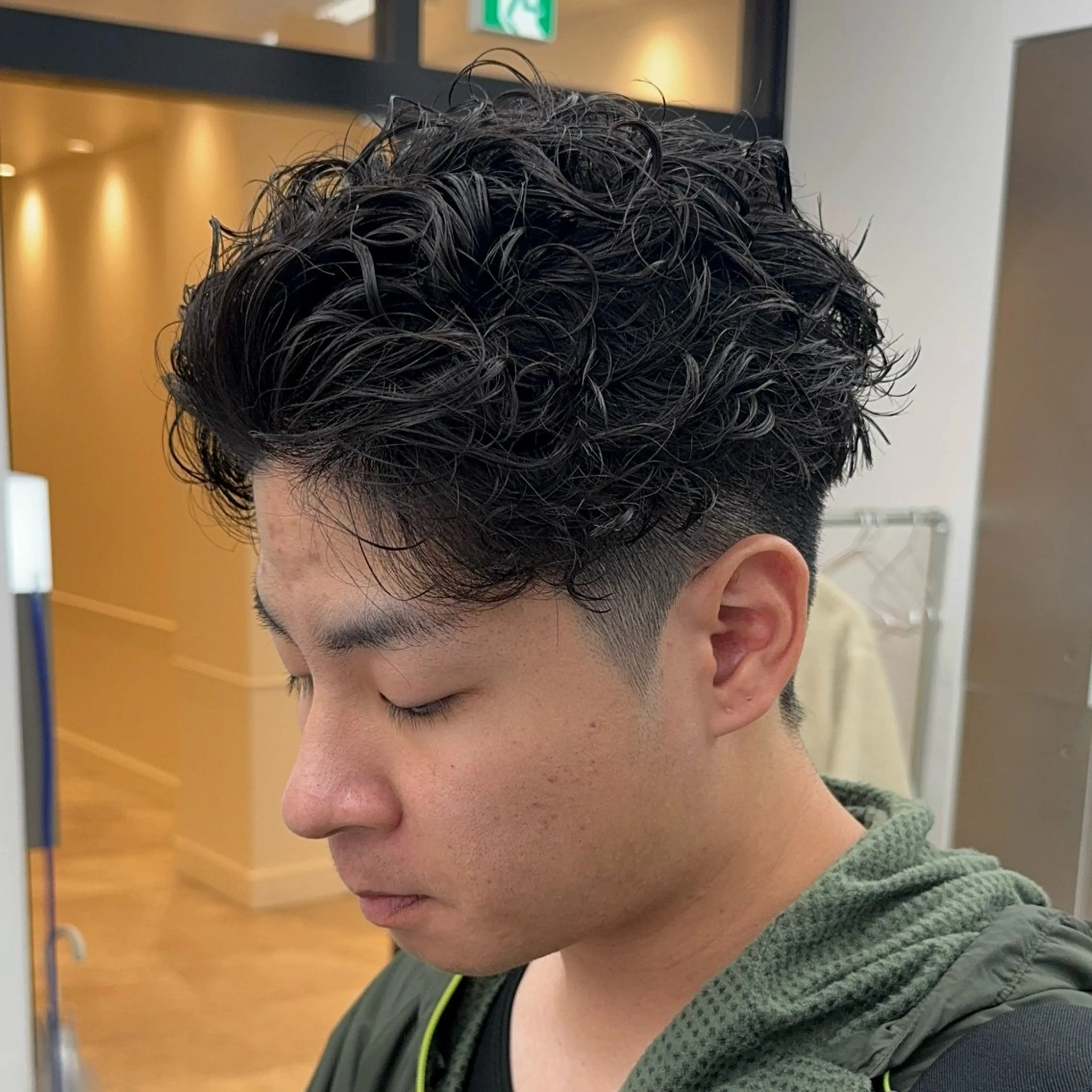 メンズ アップバング メンズブリーチ フェードカット フェザーパーマ メンズハイライト カット パーマ SEIYA メンズパーマ職人のヘアスタイル