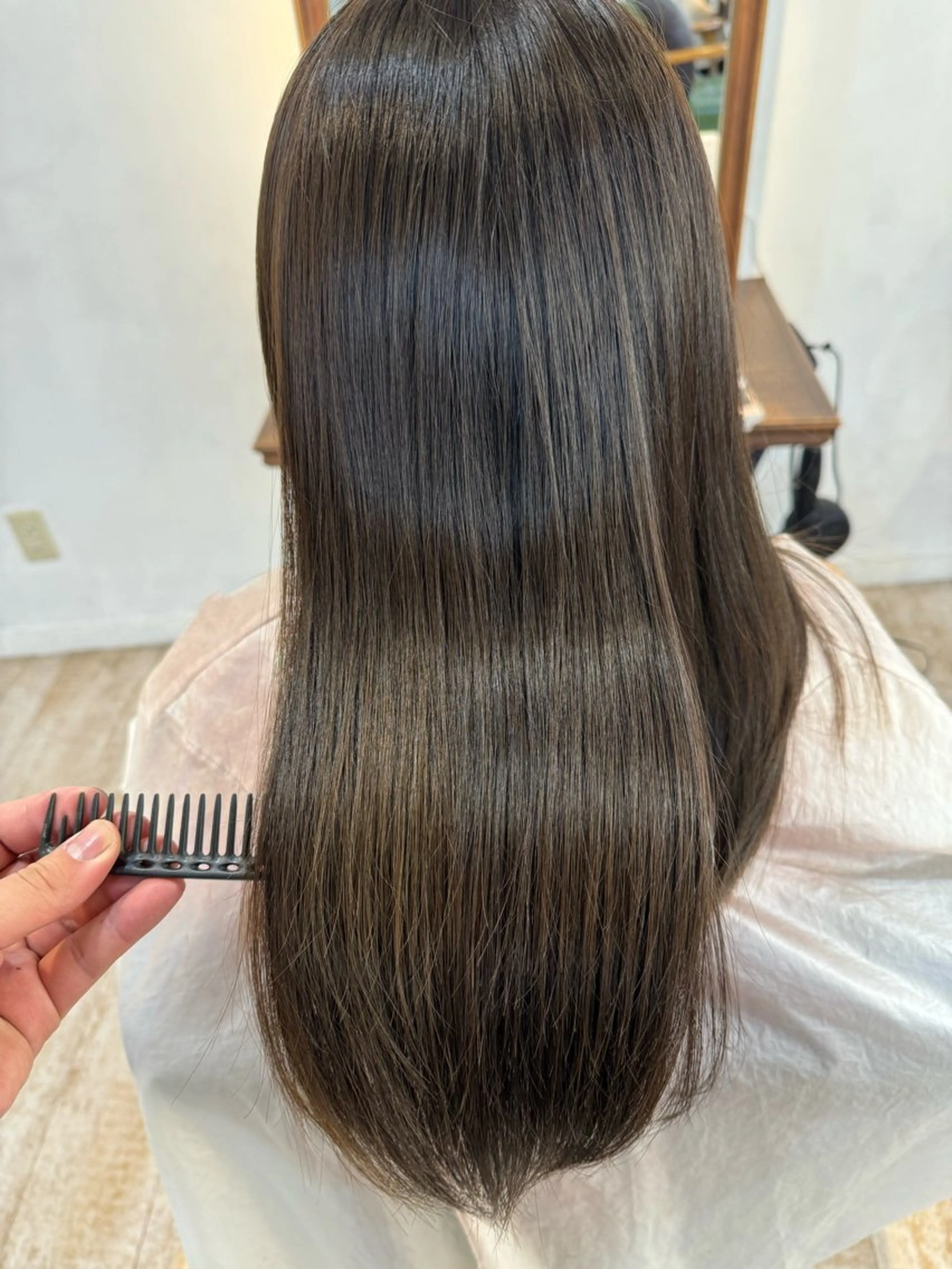 ミディアム カラー グレージュ オリーブグレージュ オリーブグレー RIKI/センター パート/メンズパーマのヘアスタイル