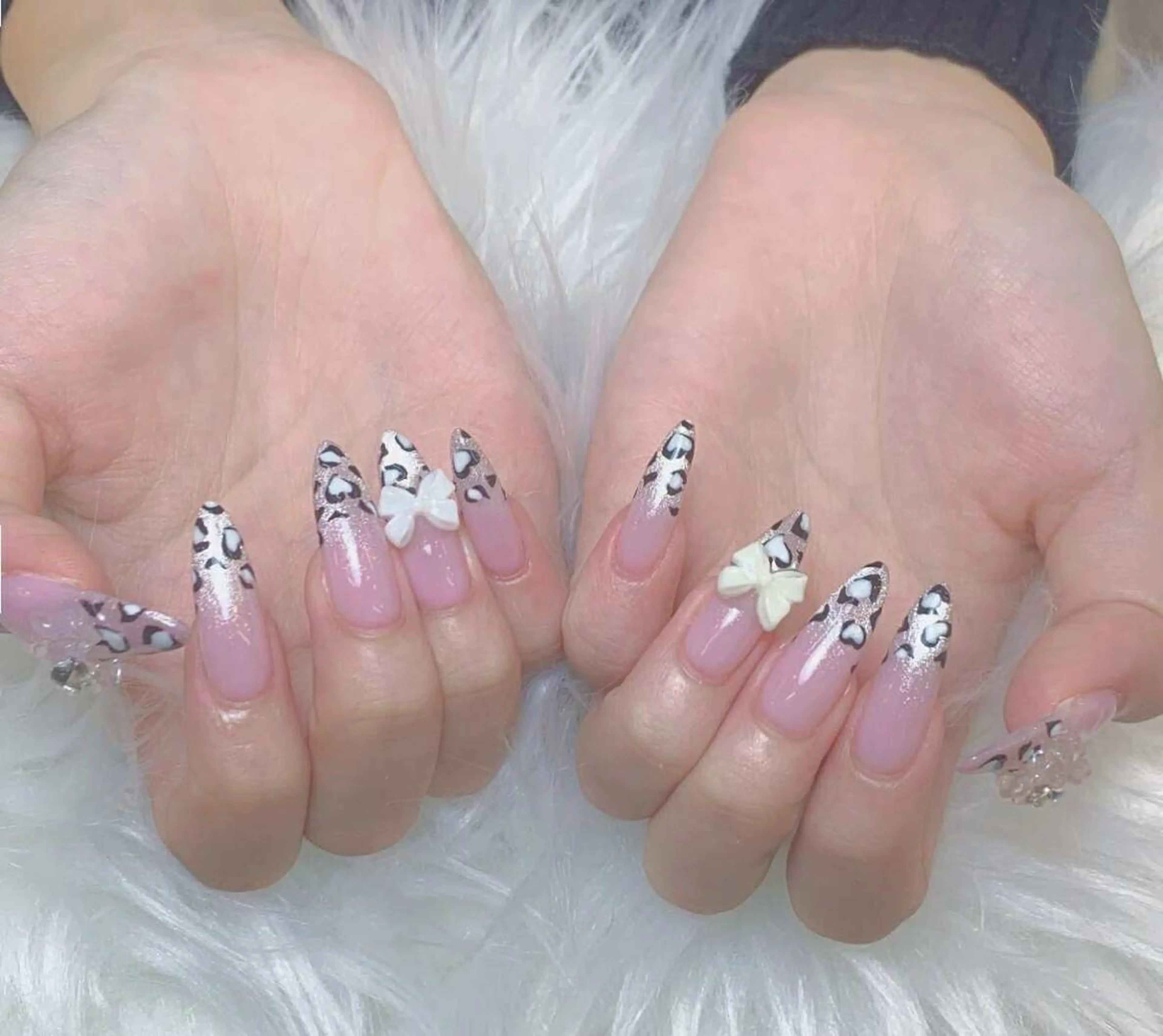 ネイル アニマル柄 ガーリー ピンク リボン ホワイト ハンドネイル ヒユ ビューティーのネイルデザイン