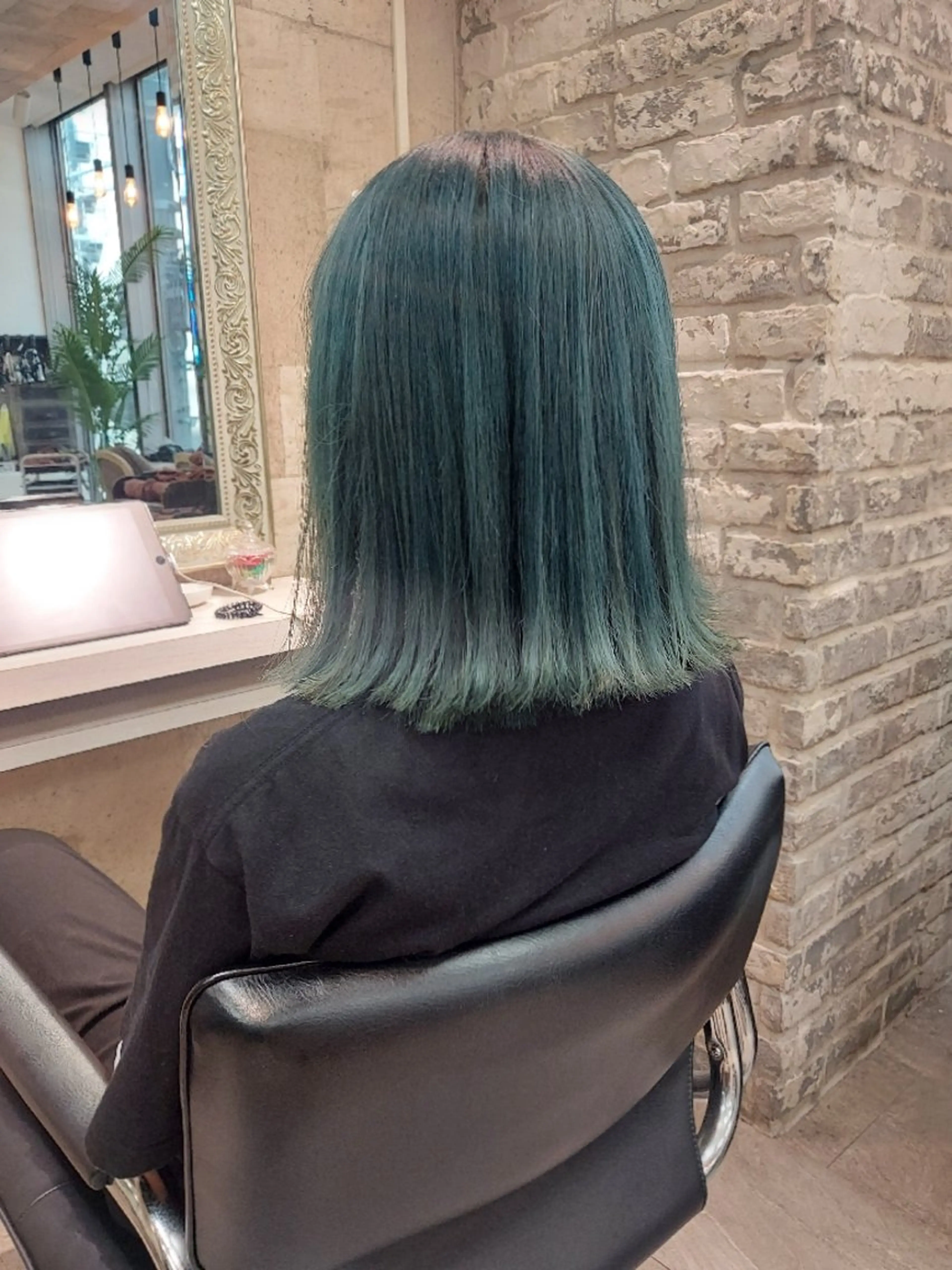 ミディアム カラー ブリーチ エメラルドグリーン ヘアカラー トリートメント ブリーチ・ハイトーン 特化🎉内山のヘアスタイル