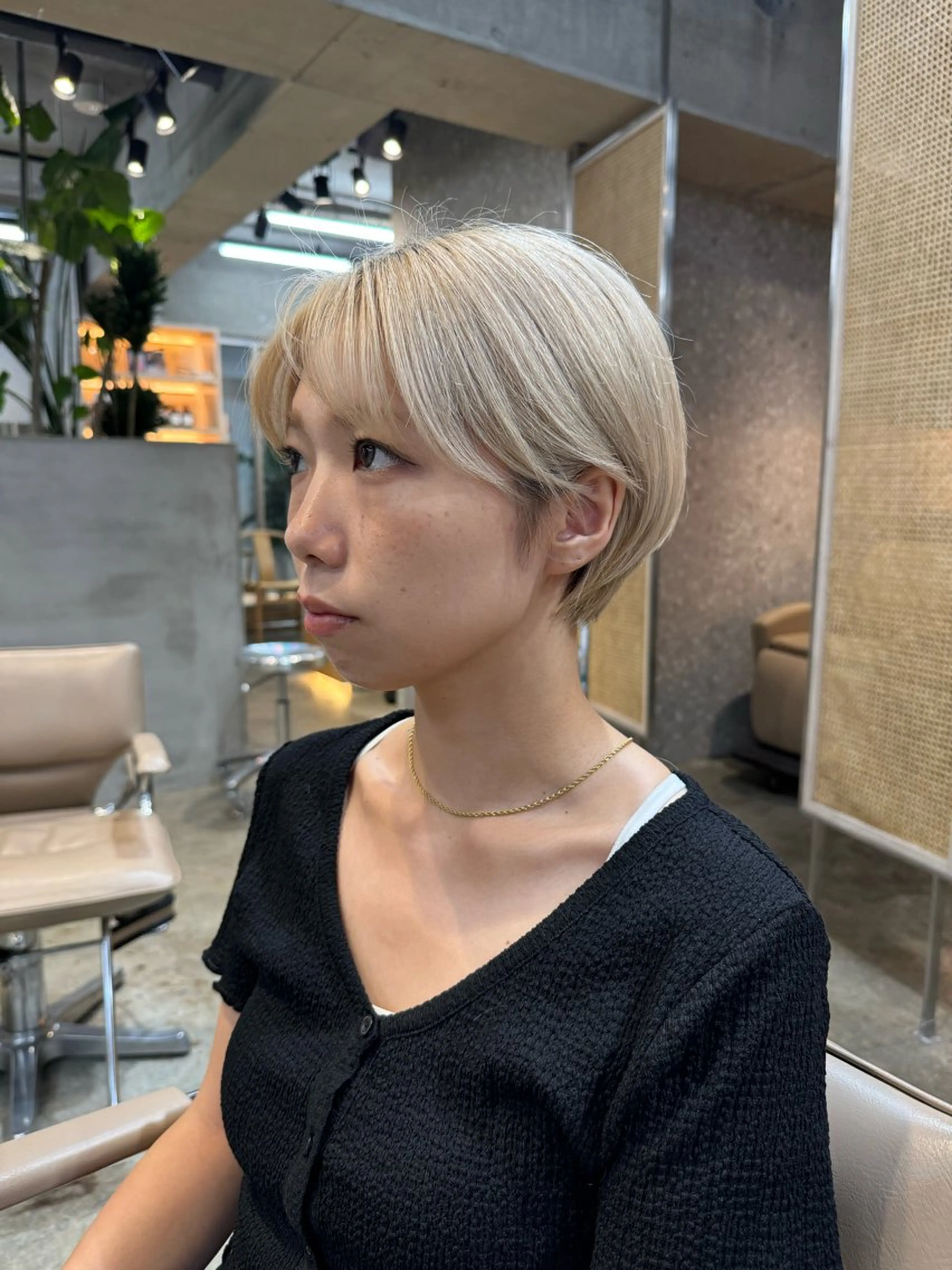 ショート ⭐ハイトーンブリーチ ミルクティーピンクのヘアスタイル