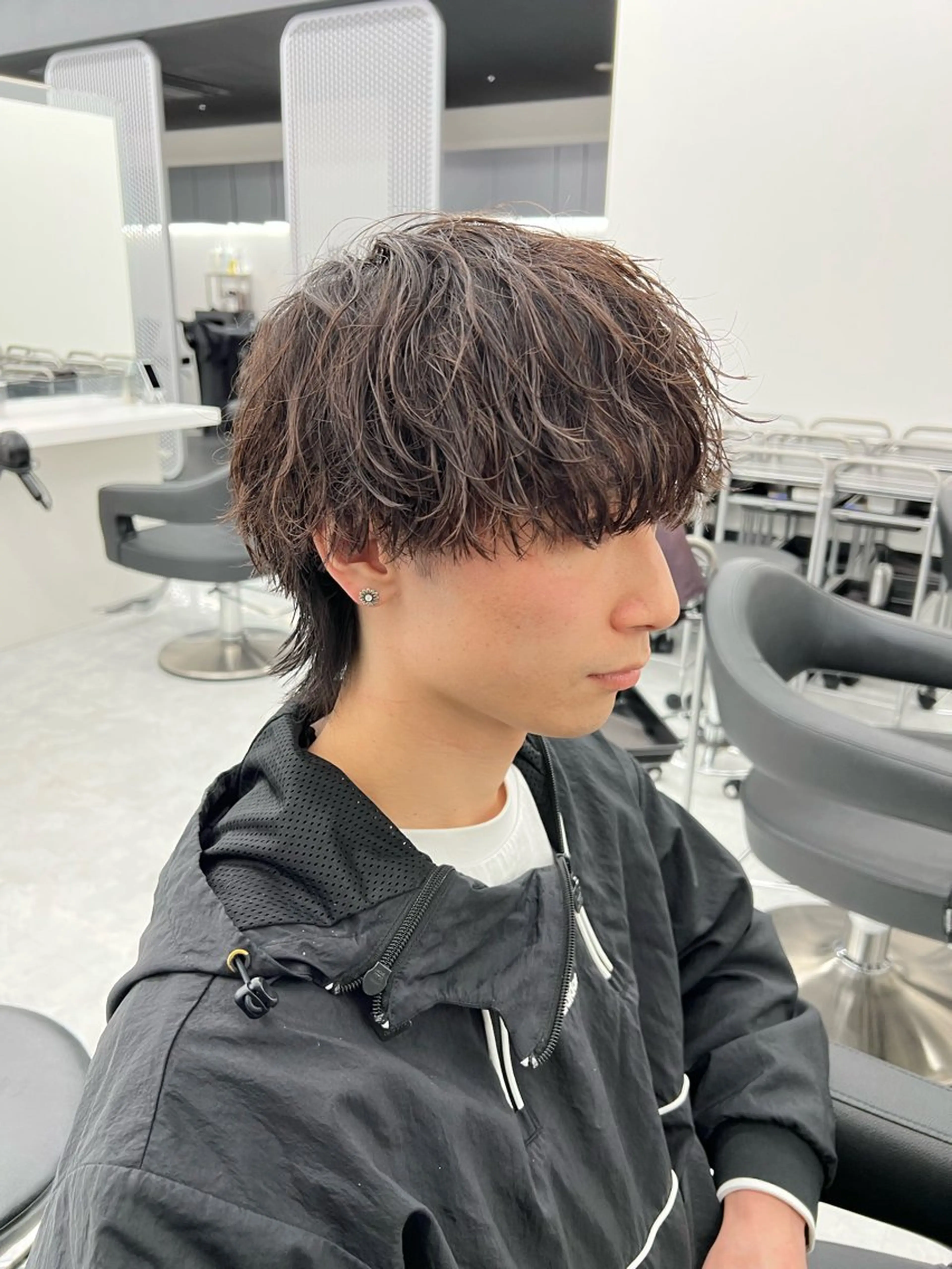 ミディアム パーマ メンズ ミディアムパーマ センターパート メンズ韓国風 韓国マッシュ マッシュウルフ メンズパーマ特化 TAIGAのヘアスタイル