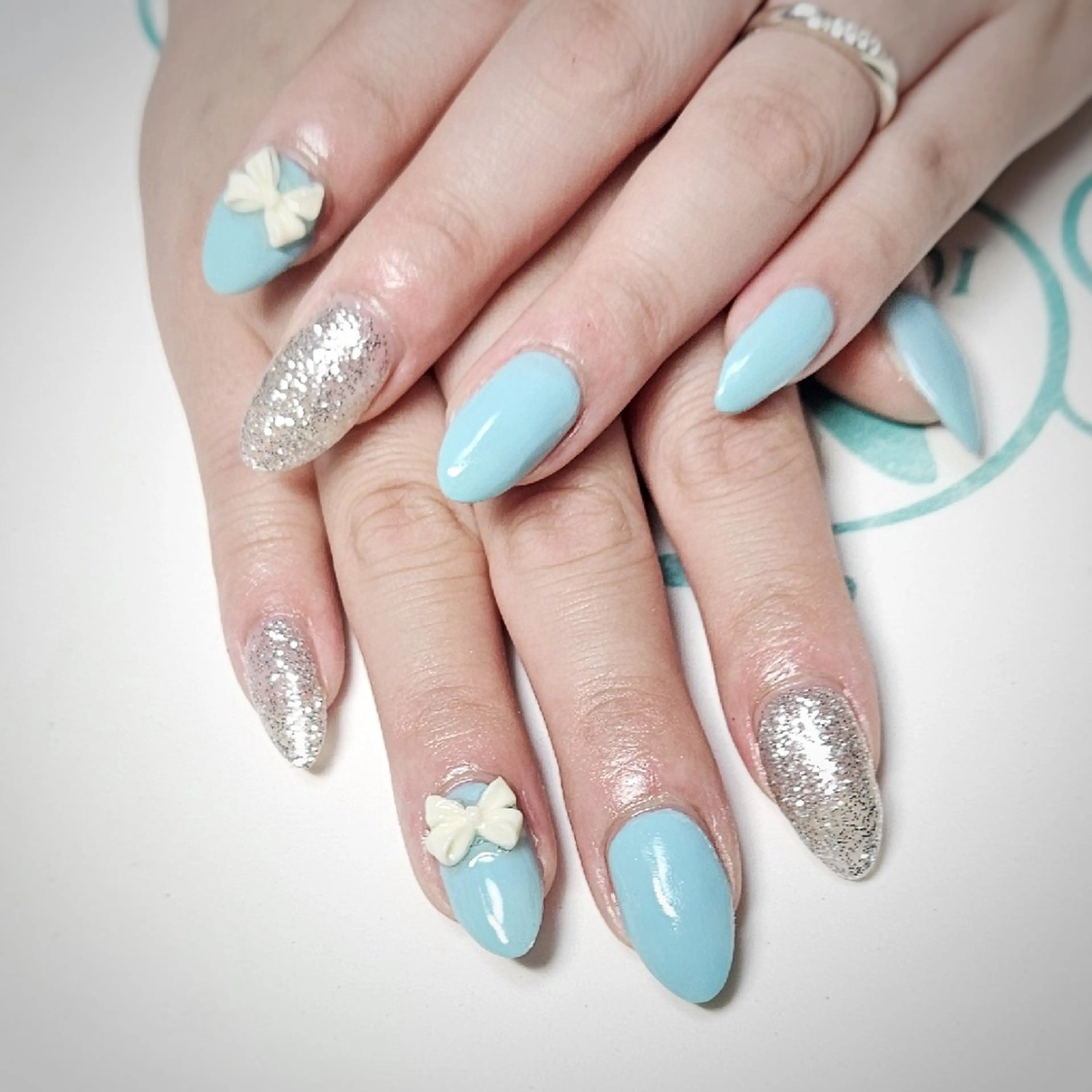 ネイル ワンカラーネイル リボン ホワイト ハンドネイル Y. Saoriのネイルデザイン