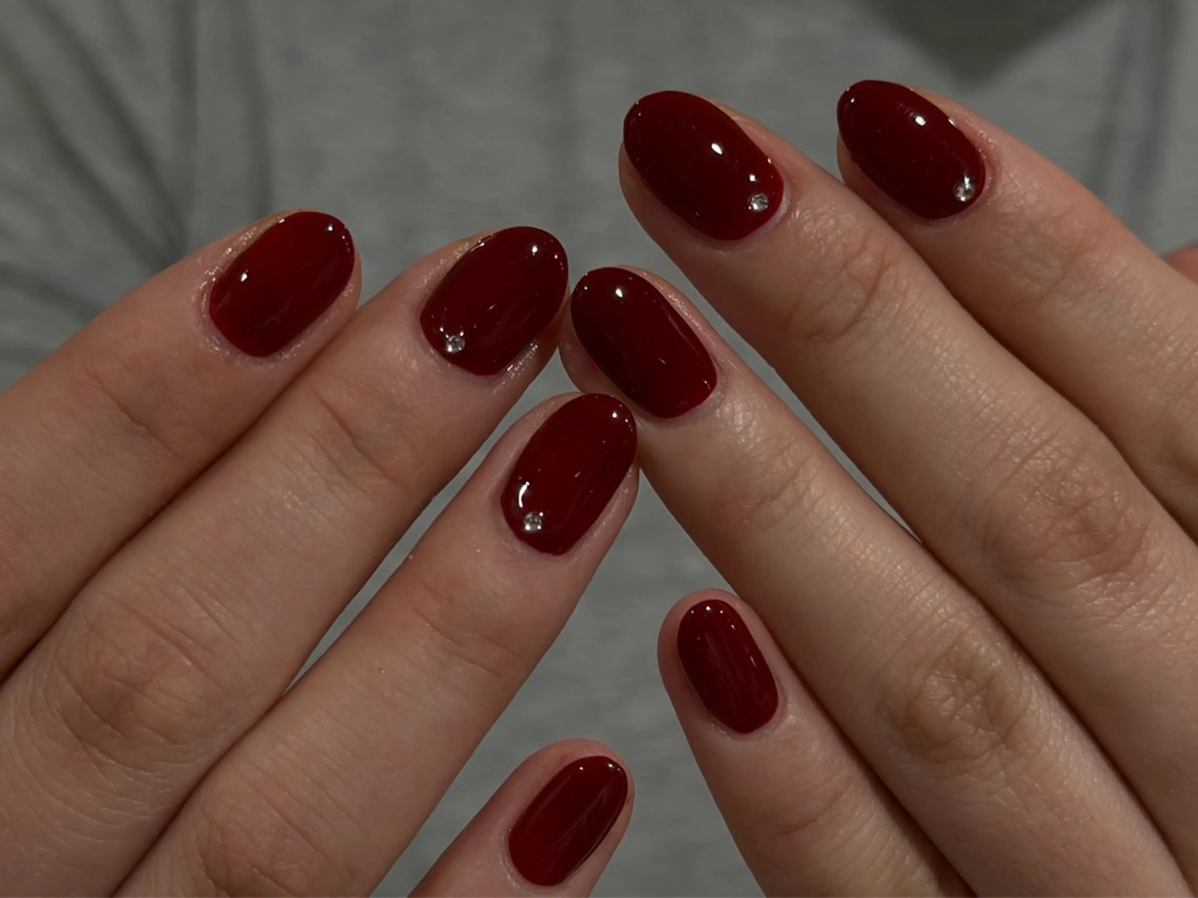 ネイル フットネイル ワンカラーネイル 赤色 シンプルネイル ストーンネイル ハンドネイル ANOVA所属・ANOVA アノヴァのネイルデザイン