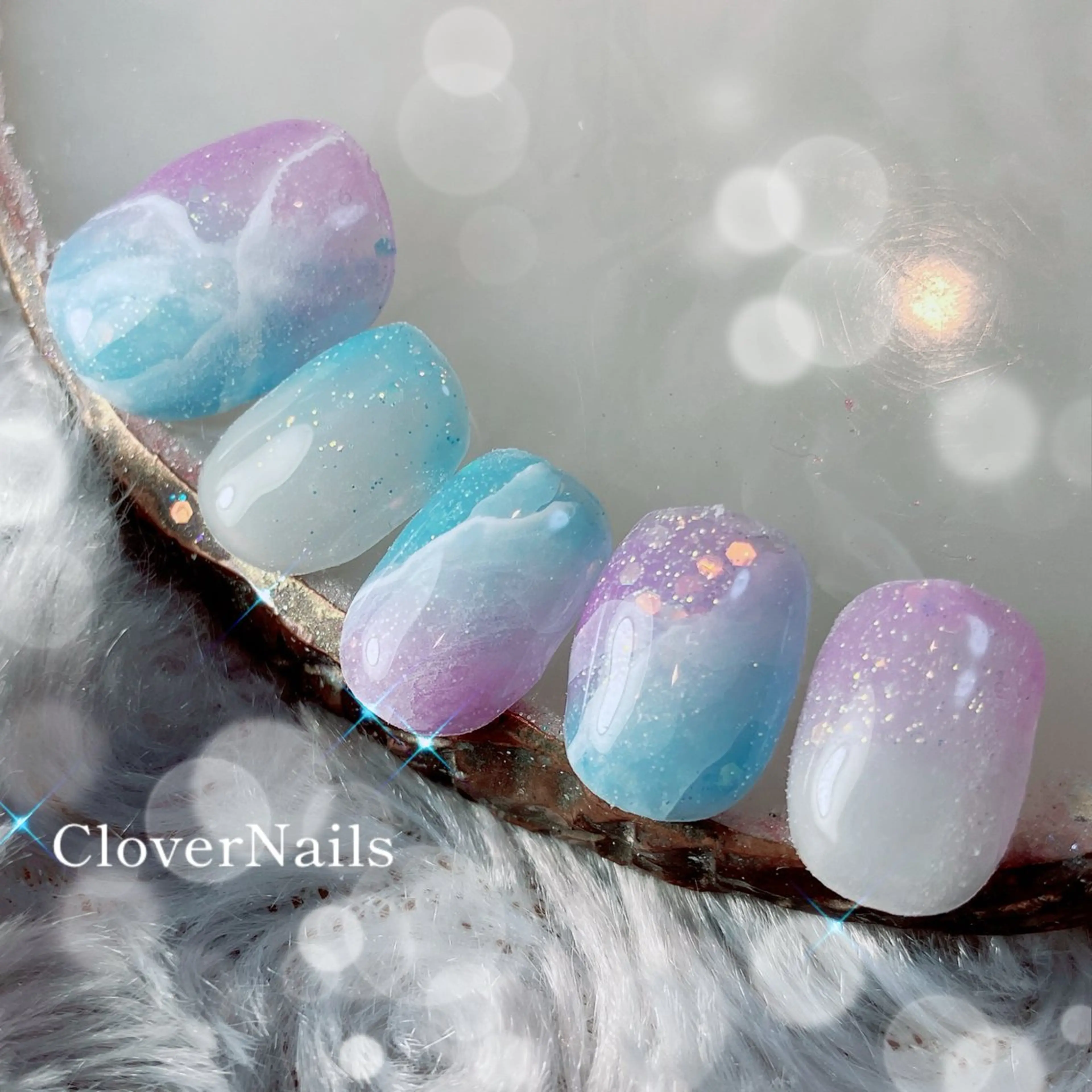 ネイル ブルー ジェルネイル グラデーション キラキラネイル ラメ(グリッター) ハンドネイル 自宅ネイルサロン クロバーネイルのネイルデザイン