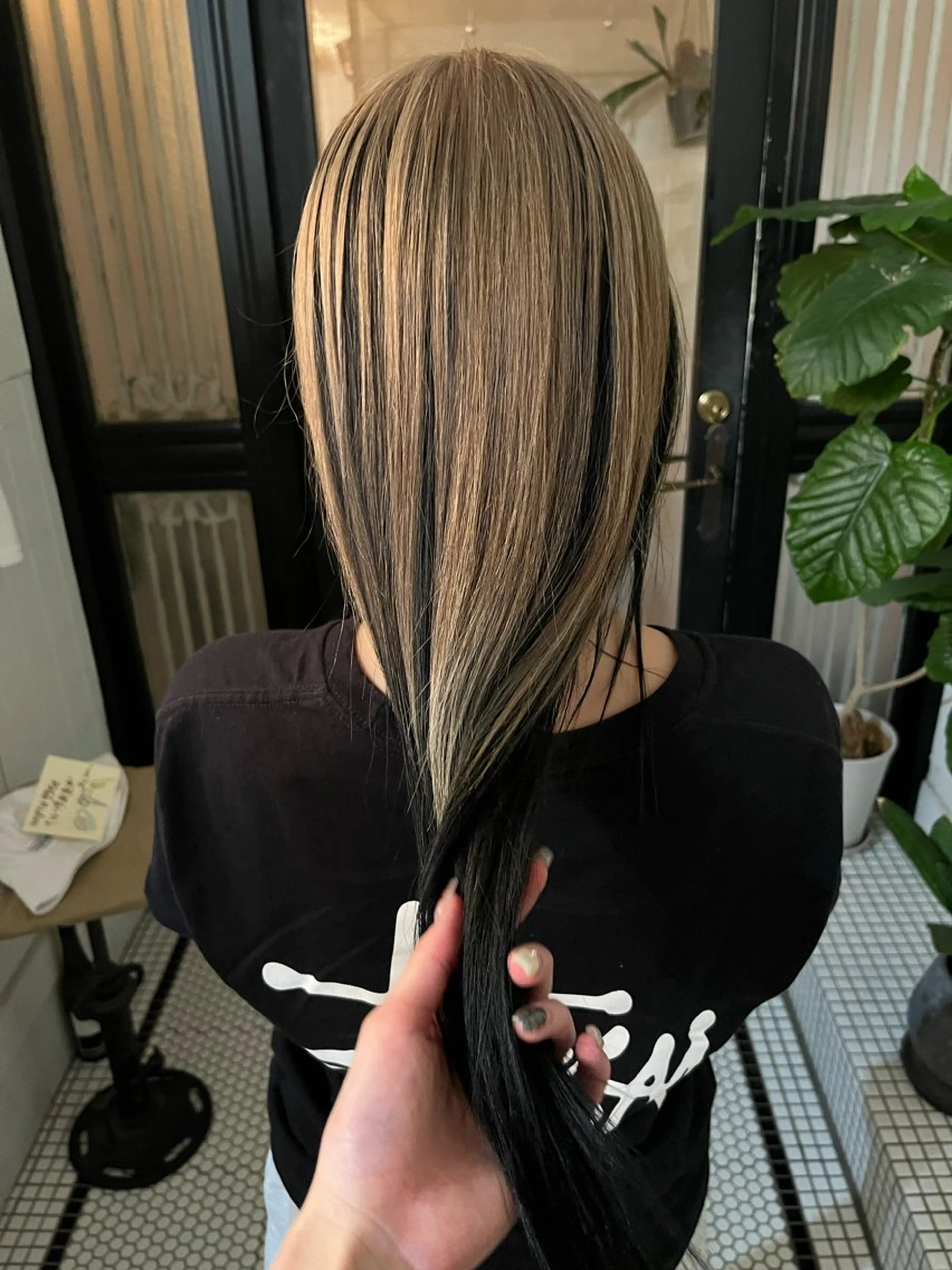 ロング カラー 黒髪 ブリーチ デザインカラー ヘアカラー レイヤー/ベージュ mikuのヘアスタイル