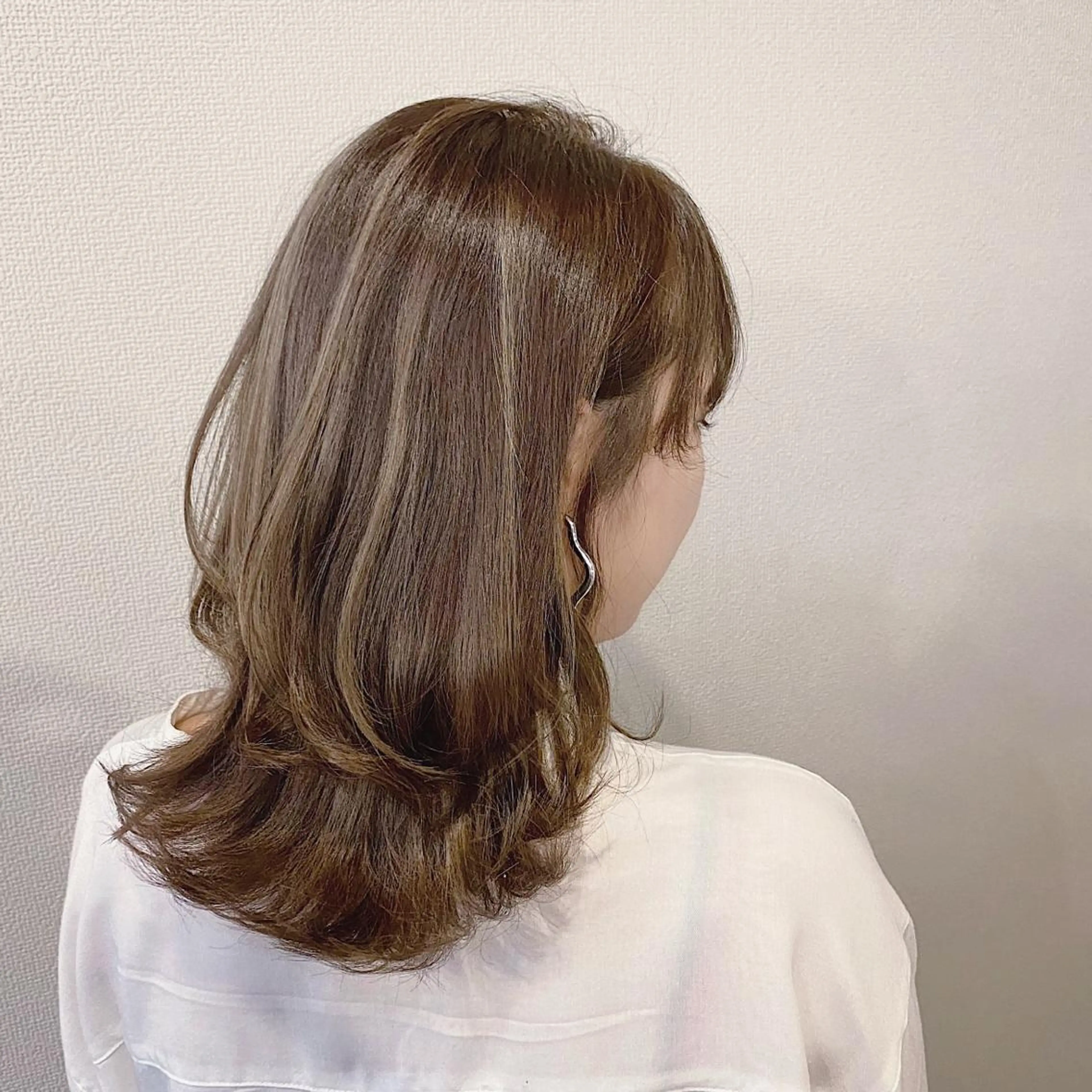 ミディアム カラー ベージュカラー ハイライトカラー ハイライト レイヤーカット カット ヘアカラー トリートメント 山口 浩之のヘアスタイル