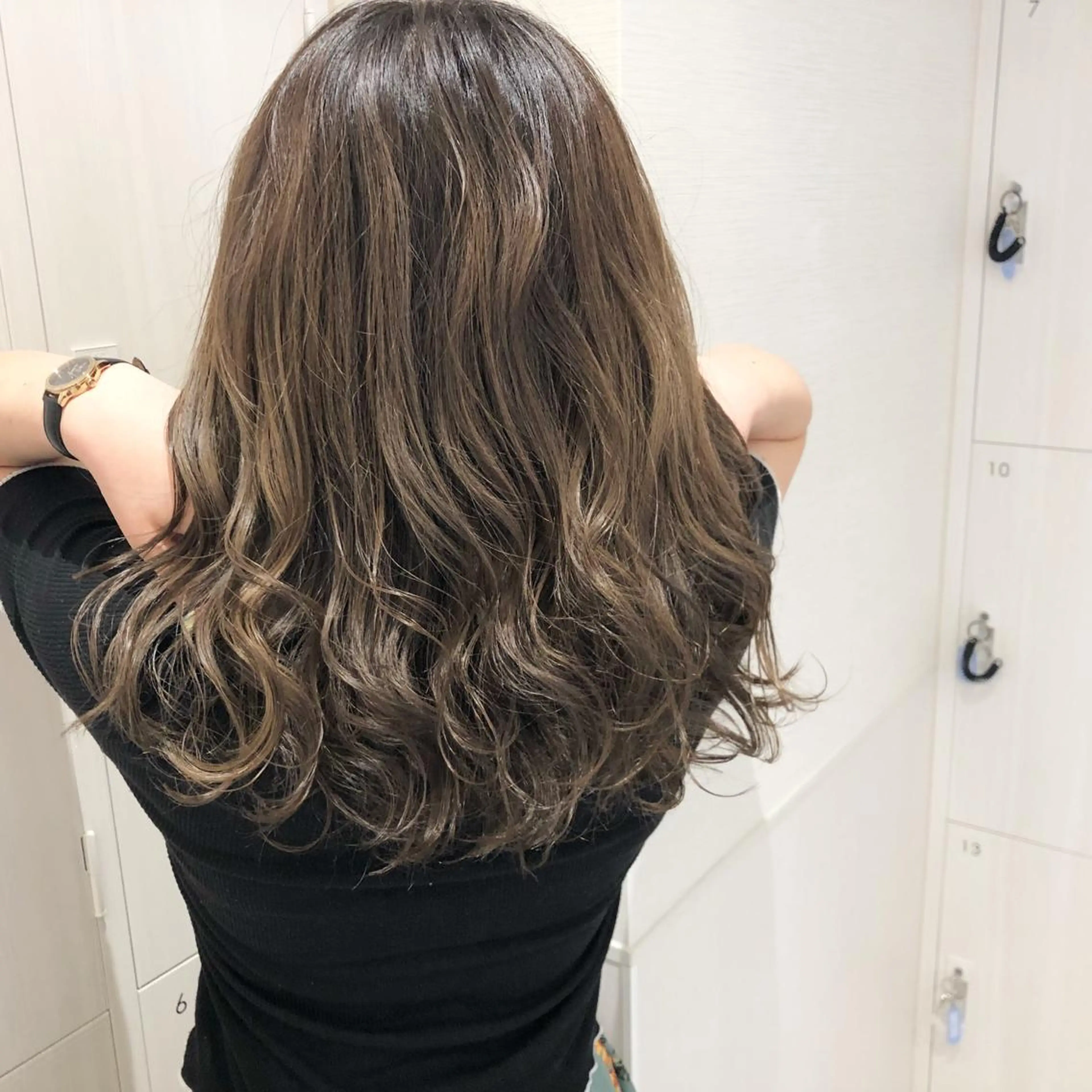 セミロング カラー アディクシーカラー アッシュ バレイヤージュ 透明感カラー グラデーションカラー 三鷹で1番ショート ボブをカットする新谷のヘアスタイル