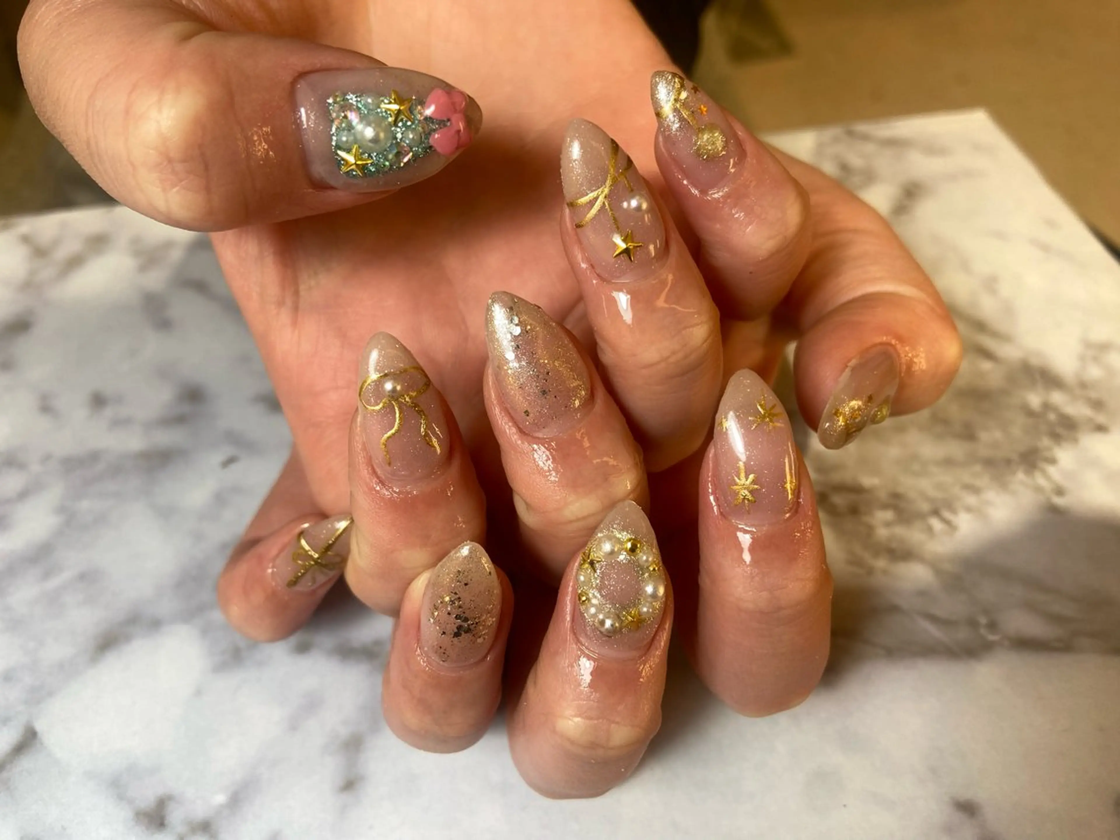 ネイル キラキラネイル ラメ(グリッター) 冬ネイル クリスマス OAK Nazuna🌺のネイルデザイン