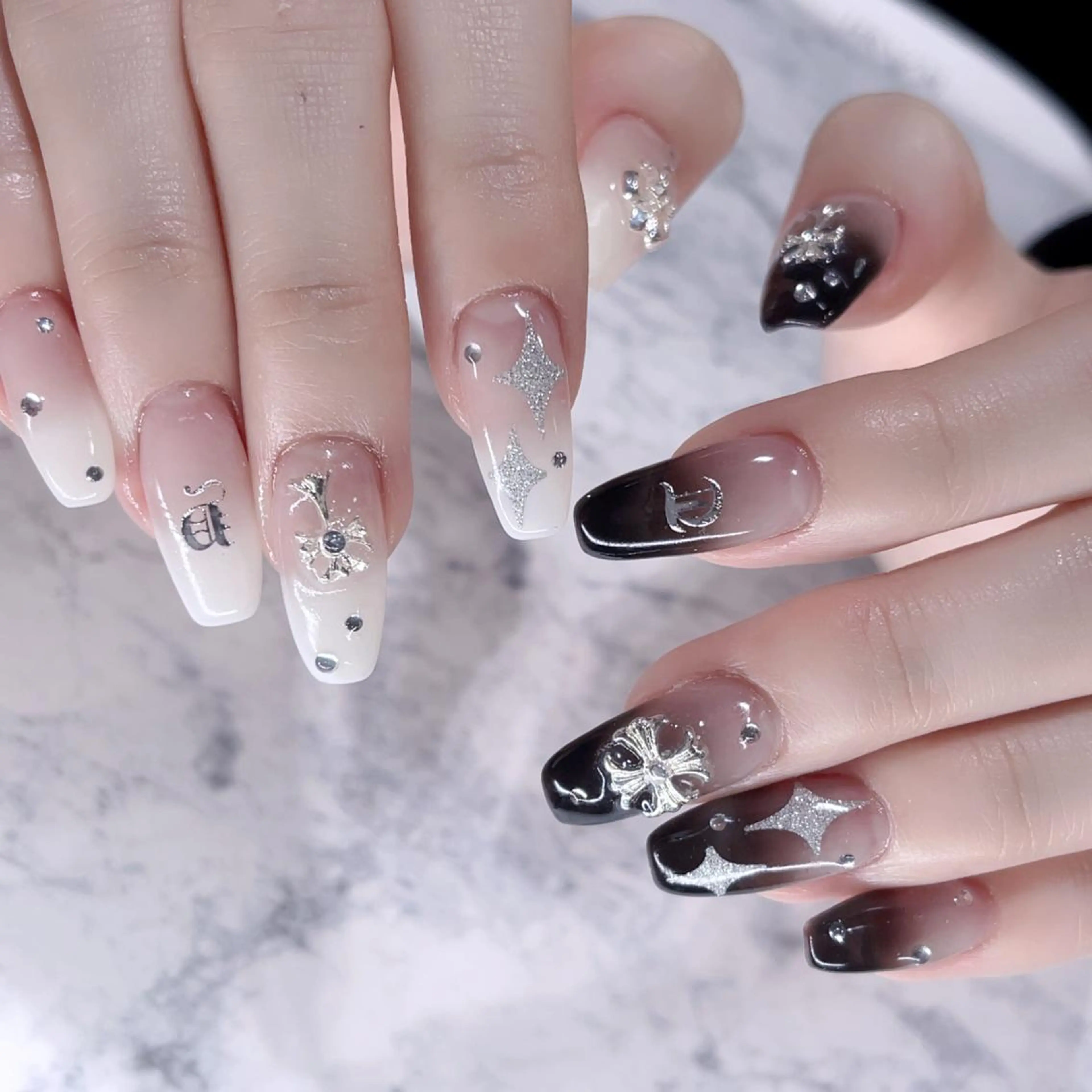 ネイル ハンドネイル Queens ciciのネイルデザイン