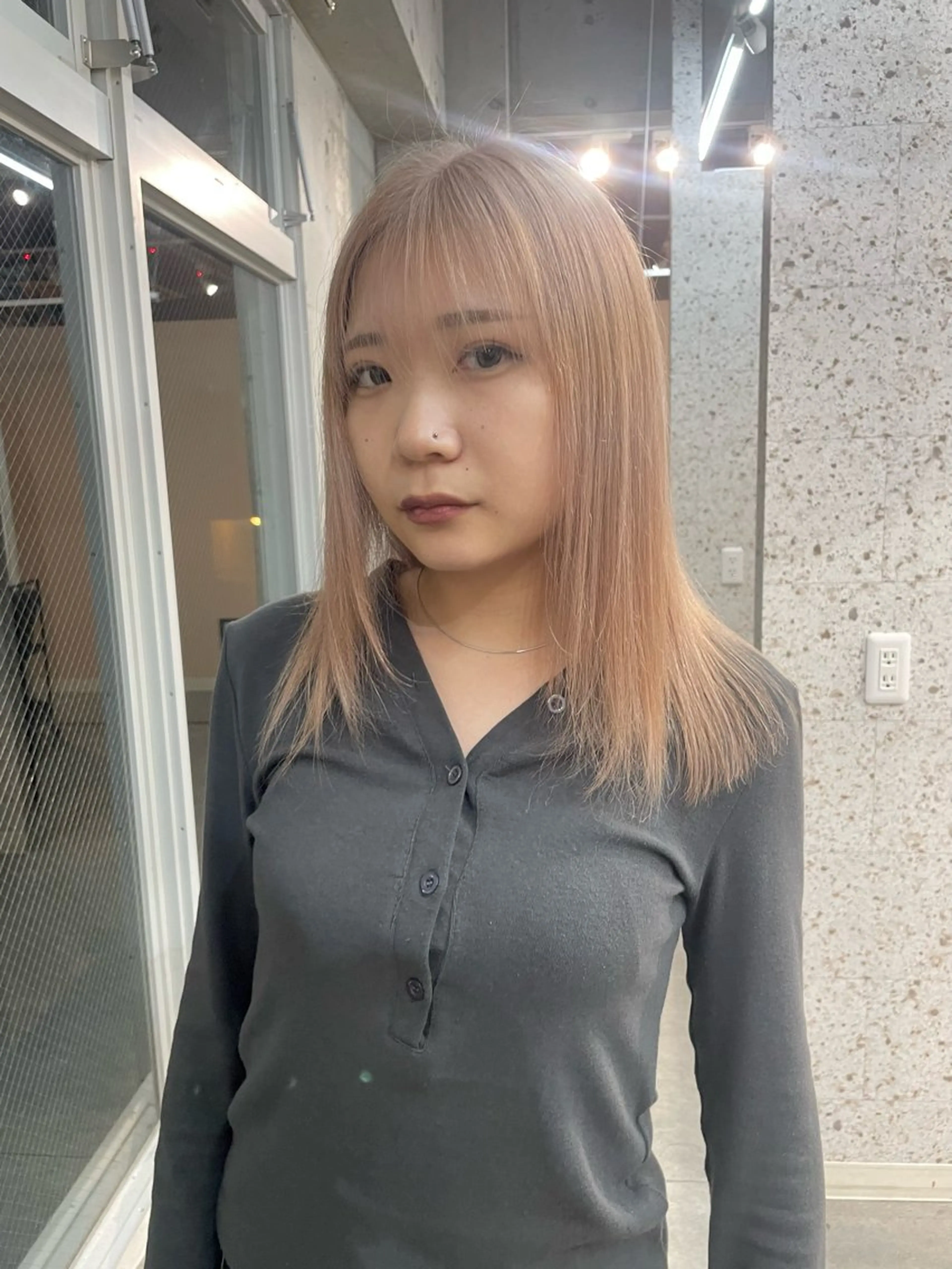 ロング カラー ベージュカラー ミルクティーベージュ ヘアカラー トリートメント SHOTO ハイトー ン/ブロンドカラーのヘアスタイル