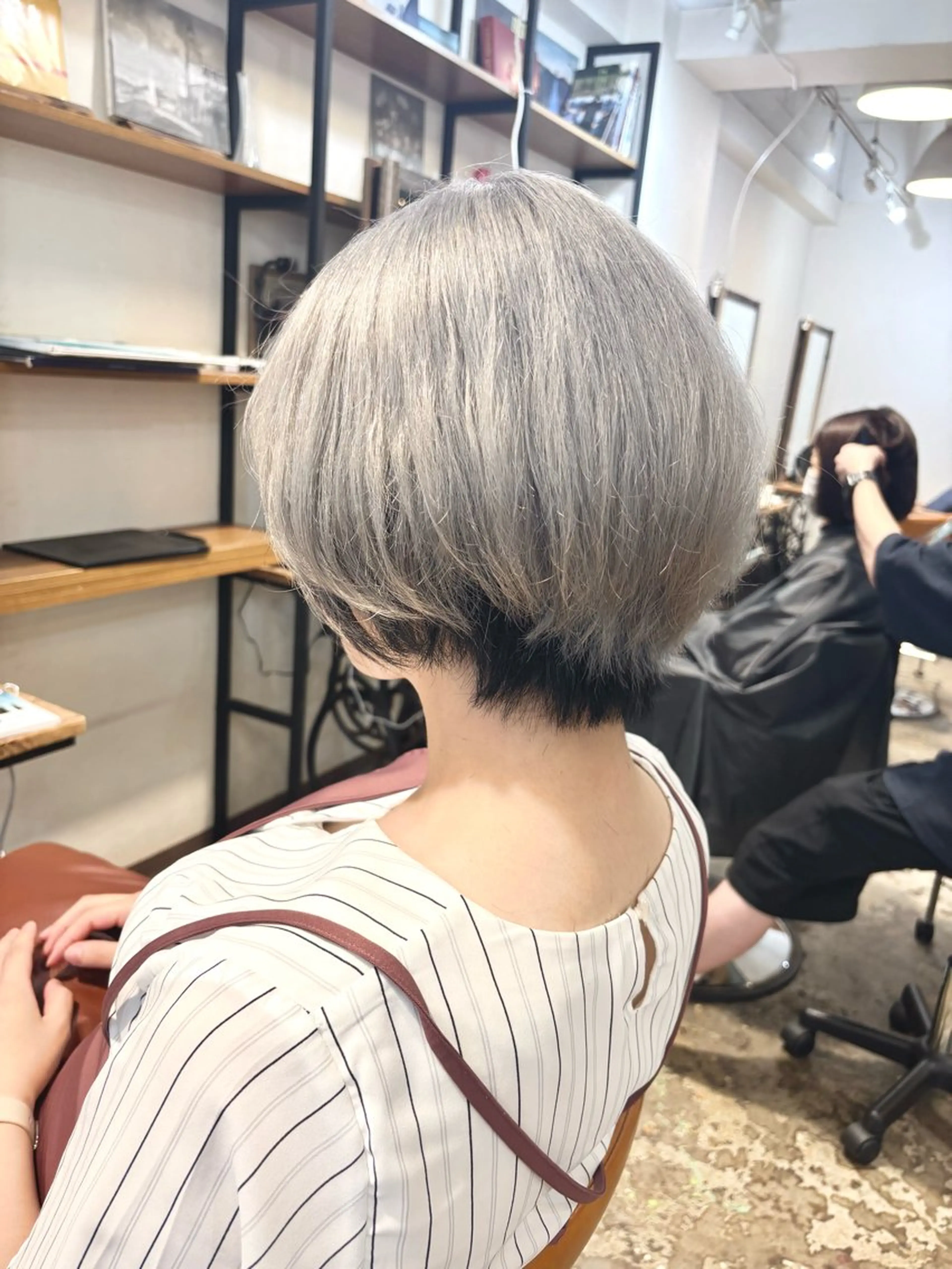 ショート カラー 黒髪 ブリーチ シルバー ホワイトシルバー 透明感/暖色カラー くるみのヘアスタイル