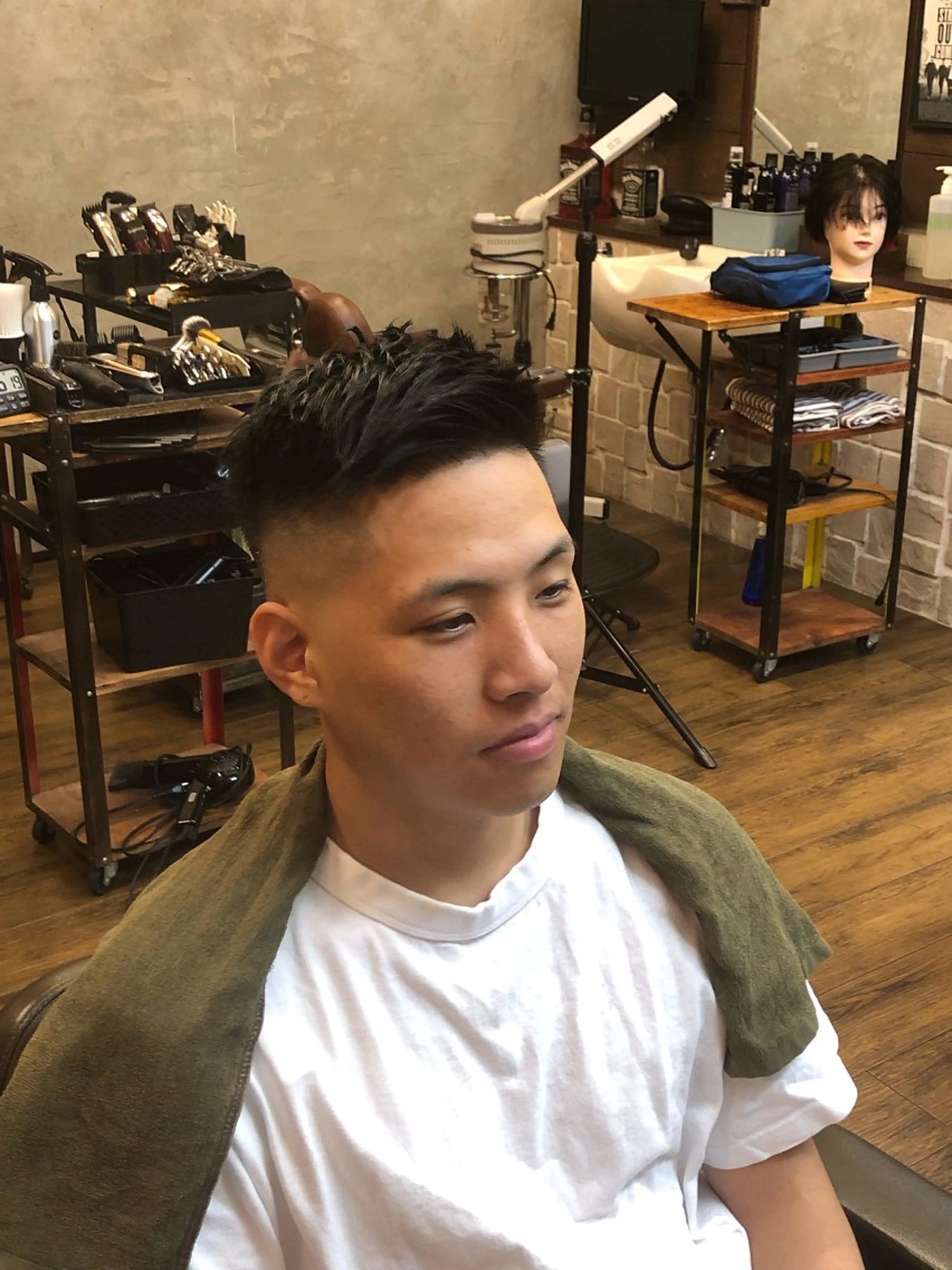 ショート メンズ アップバング フェードカット スキンフェード ナイルプラス ヨウのヘアスタイル