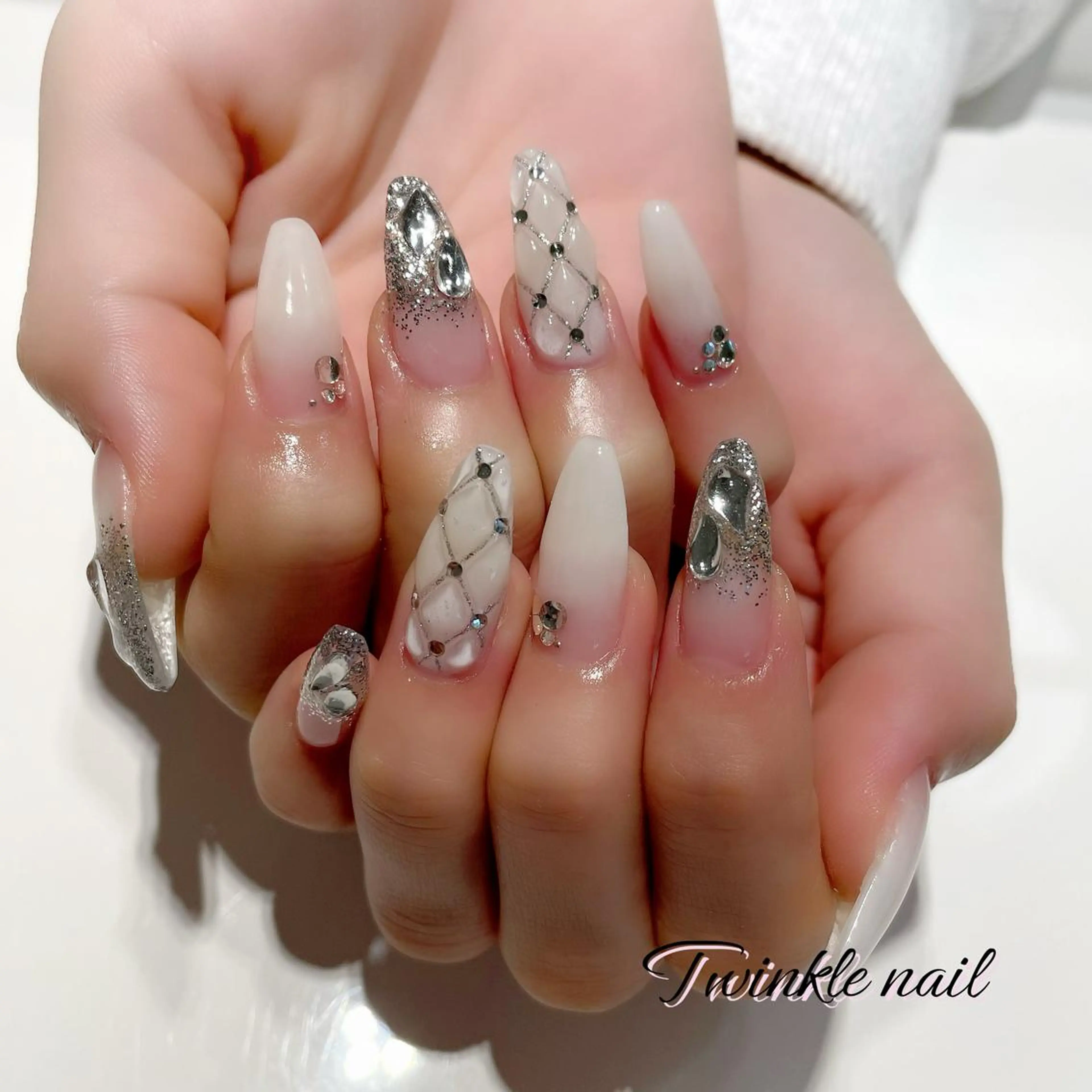 ネイル ハンドネイル ハンドケア 中井 綾香の眉毛・アイブロウイメージ