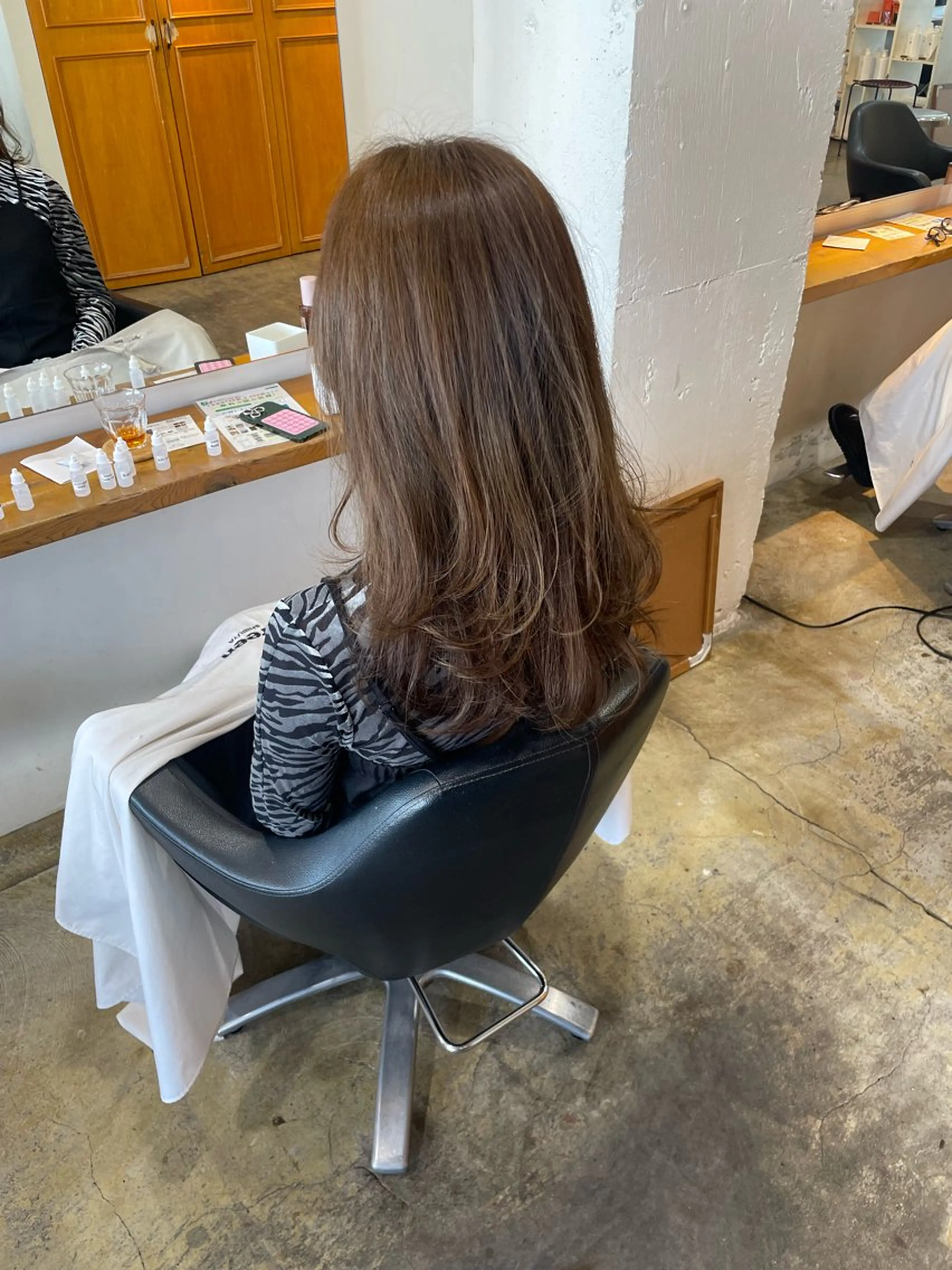 セミロング カラー ベージュカラー オリーブベージュ カット ヘアカラー トリートメント MIOベージュカラー 柔らかいカラーのヘアスタイル