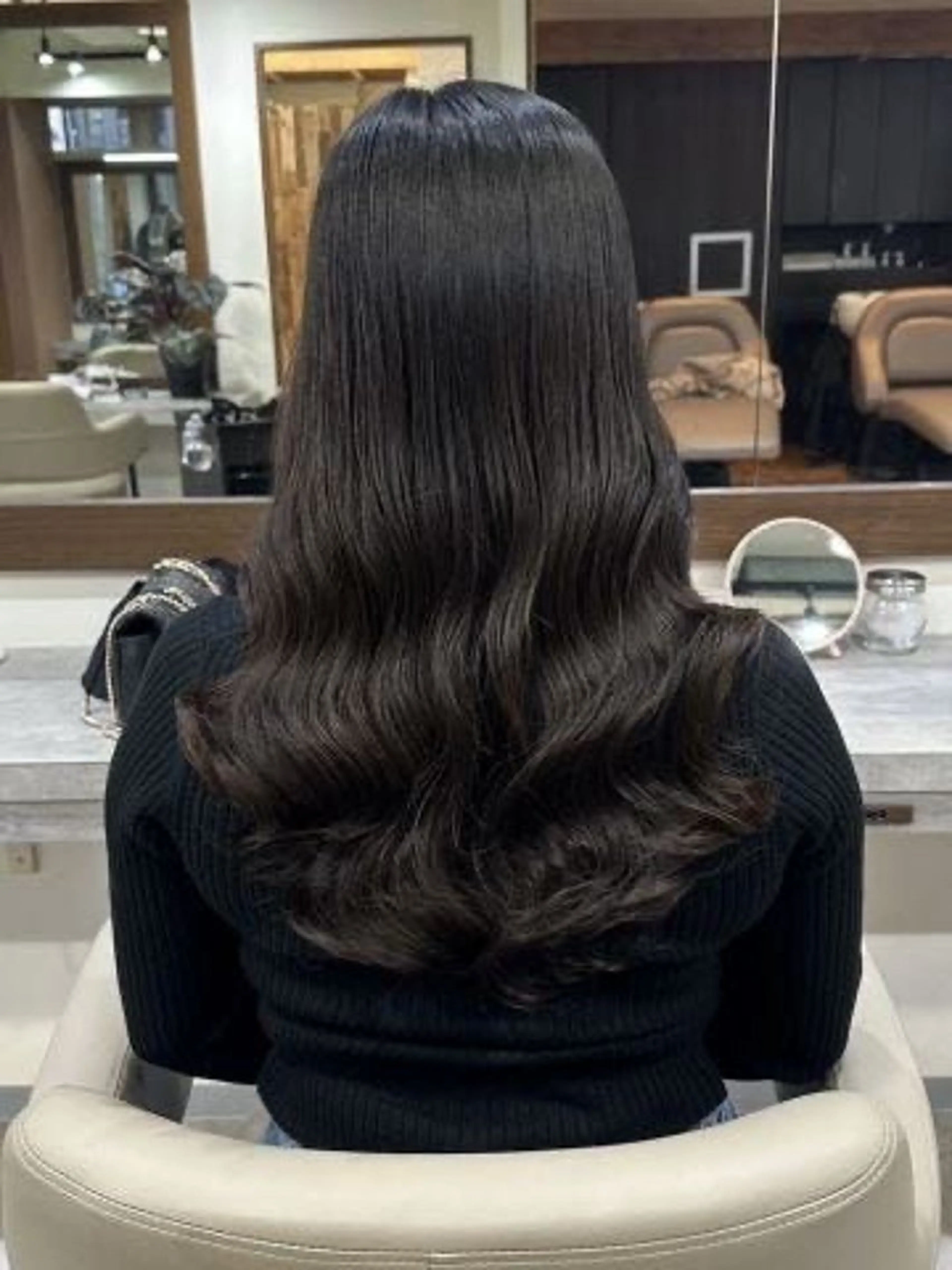 ロング パーマ 曲がる縮毛矯正 センターパートのヘアスタイル