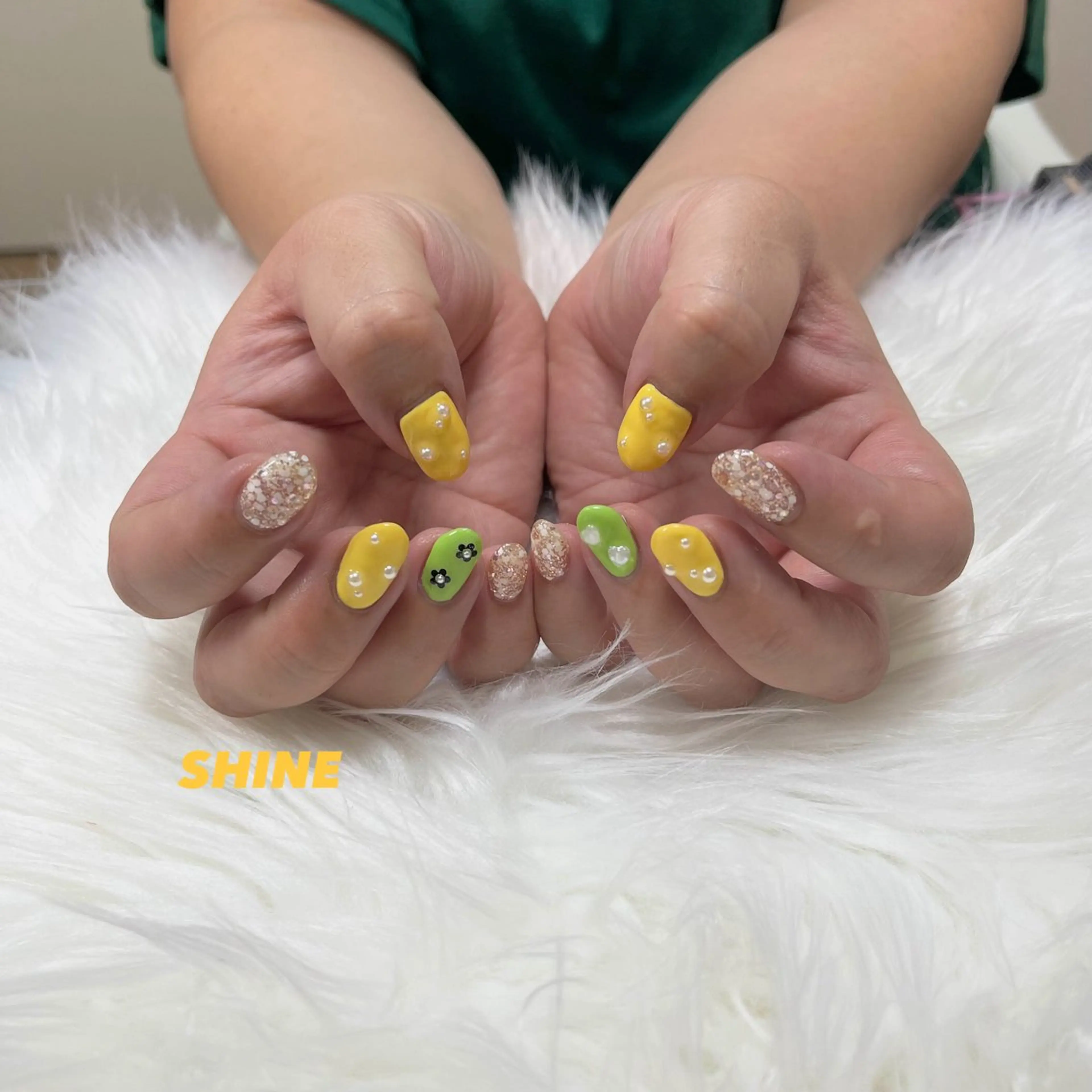 ネイル ハート 黄色 SHINE nail salonのネイルデザイン