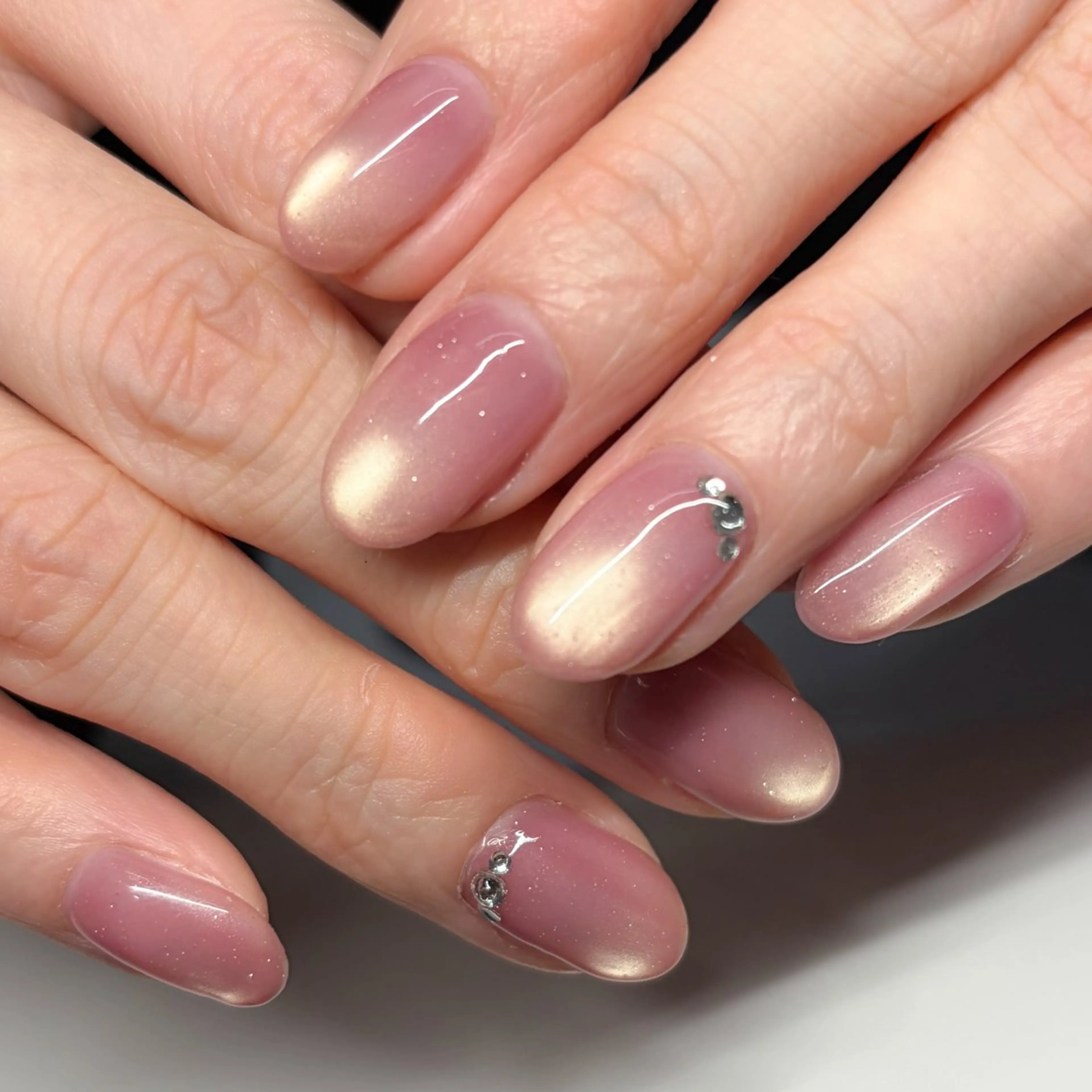 ネイル 氷ネイル・うるうるネイル キラキラネイル マグネットネイル オフィスネイル ピンク ハンドネイル nailmum jijiのネイルデザイン