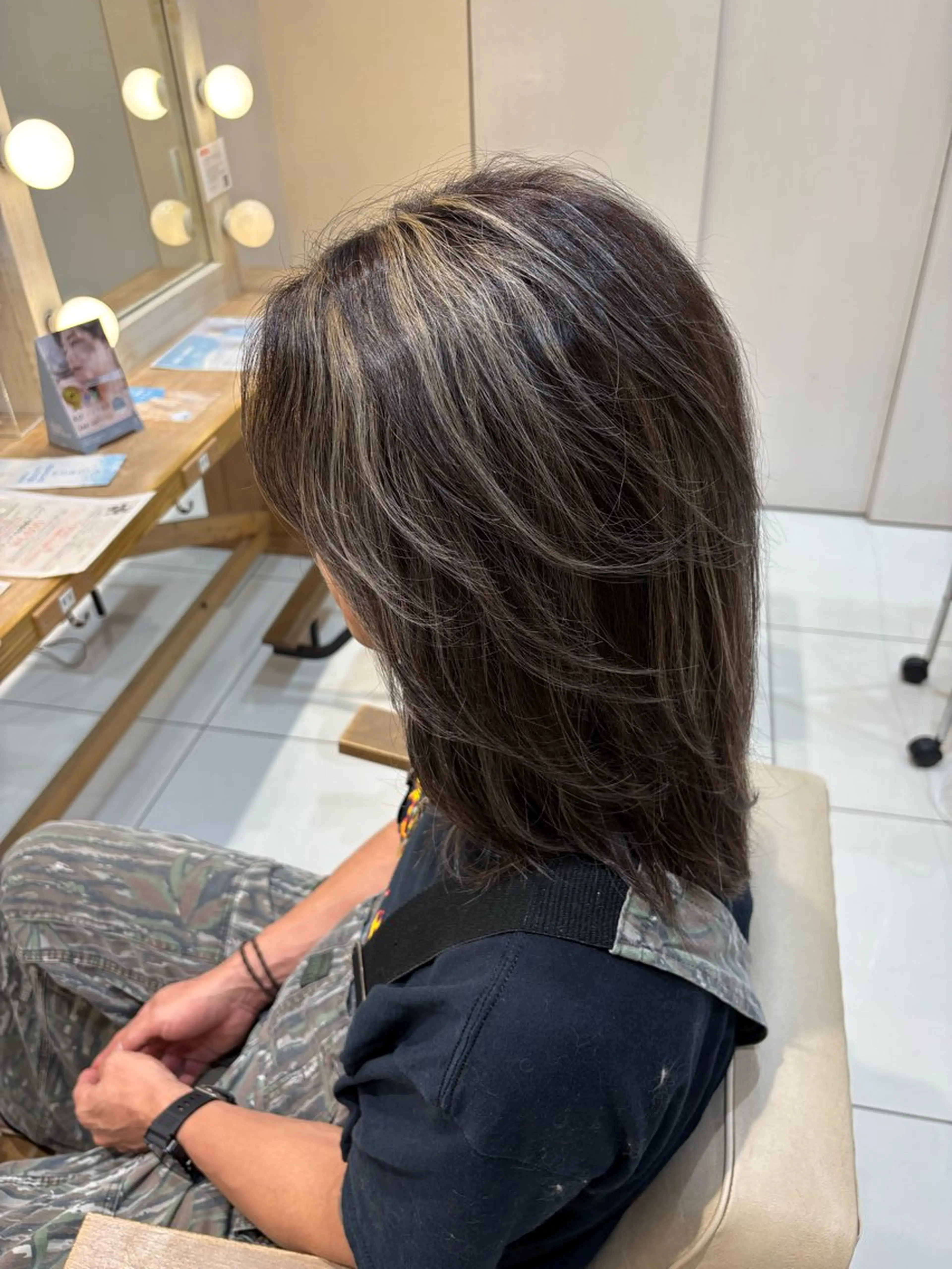 ミディアム カラー ハイライトカラー ハイライト ヘアカラー 本厚木パーマ＆ブリー チ特化メンズショートのヘアスタイル