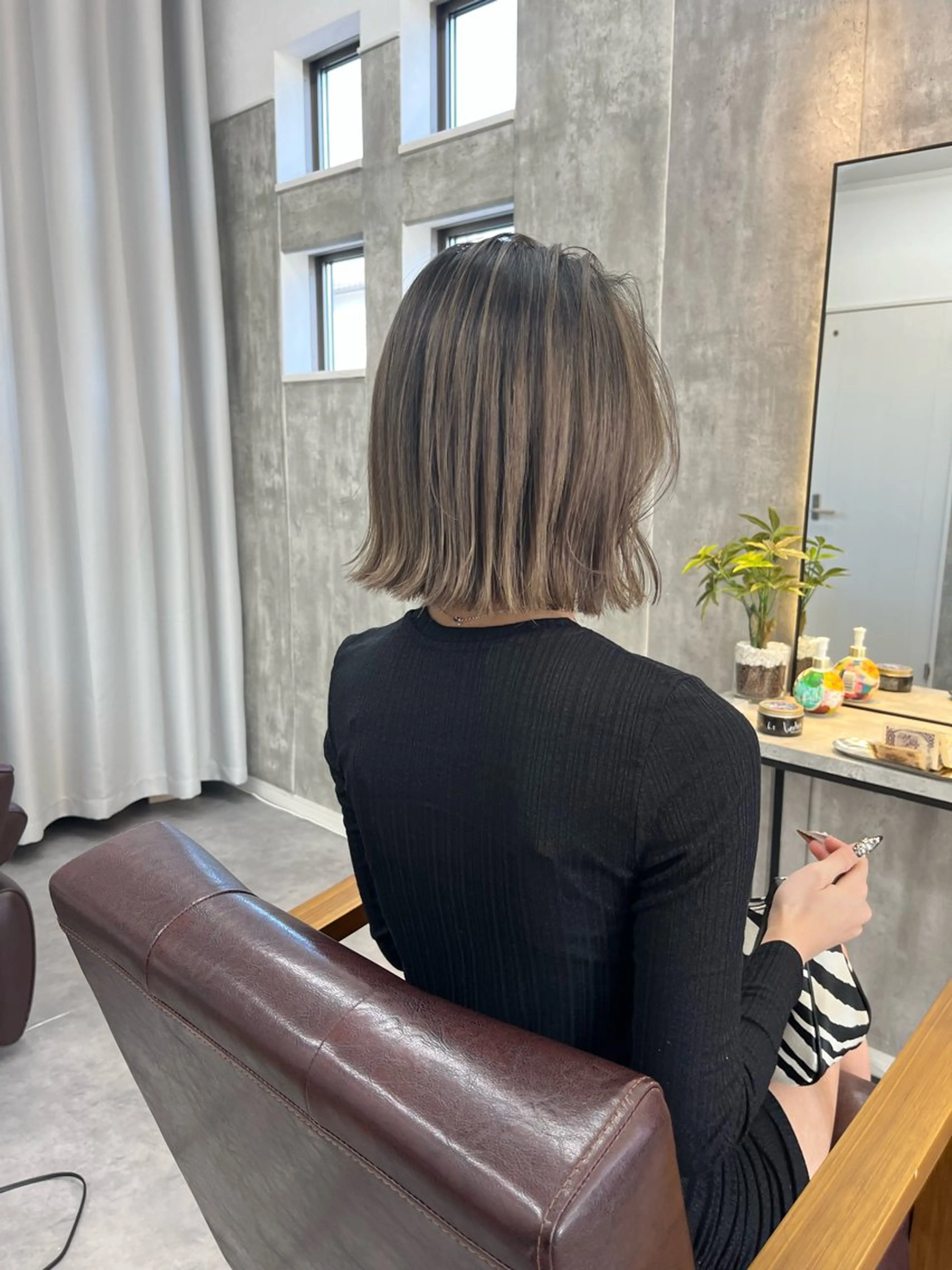 ショート カラー バレイヤージュ ブリーチ ダブルカラー グレージュ ハイライトカラー 1席のみの 美容室IKKIのヘアスタイル