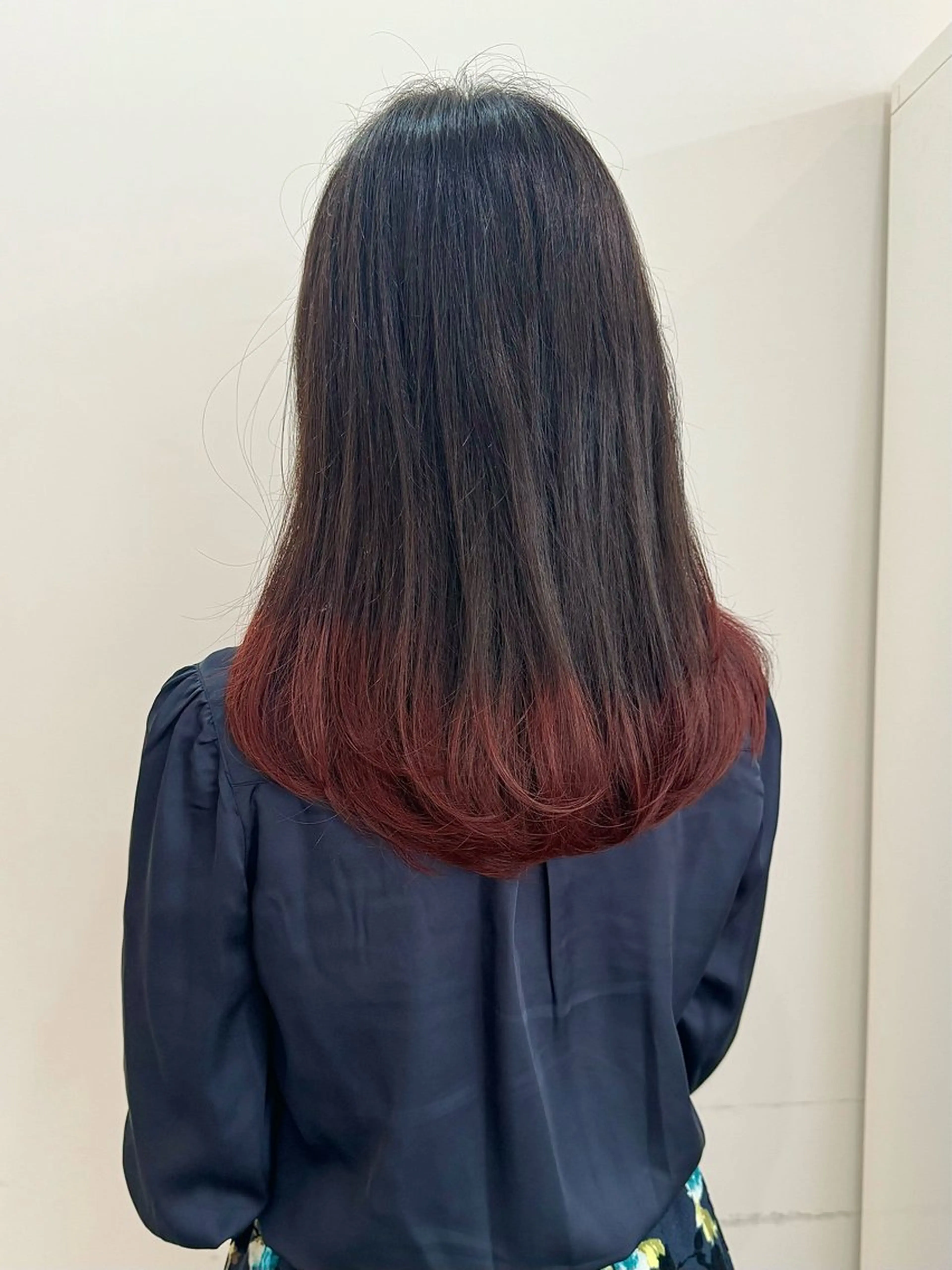 ロング カラー ブリーチ ボルドーカラー デザインカラー ヘアカラー 切りっぱなしボブ/ ブリーチカラー/大塚のヘアスタイル