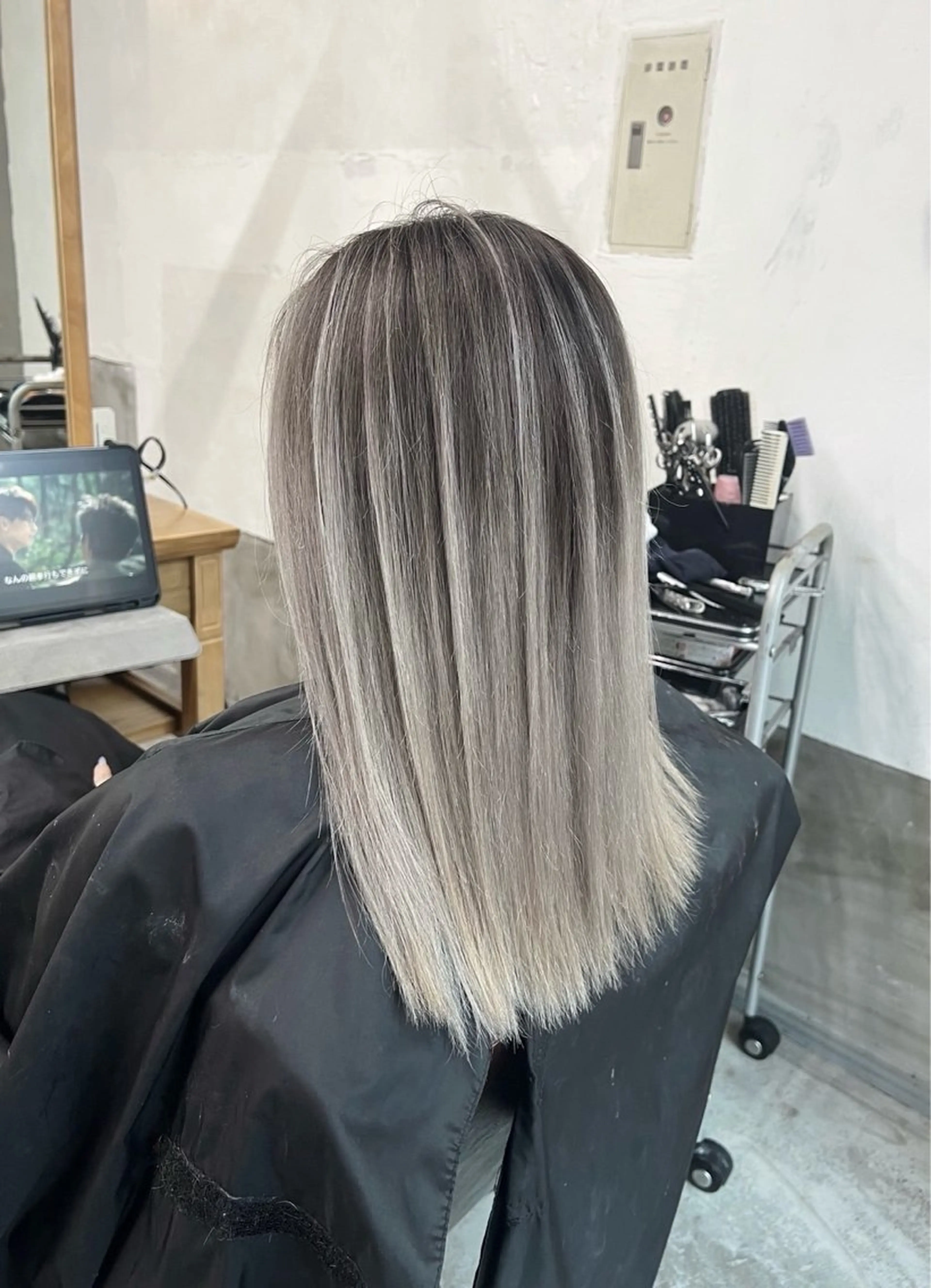 ミディアム カラー バレイヤージュ シルバー ホワイトシルバー レイヤーカット ヘアカラー トリートメント ROBIN所属・指名数No.1 /NAOYAのヘアスタイル