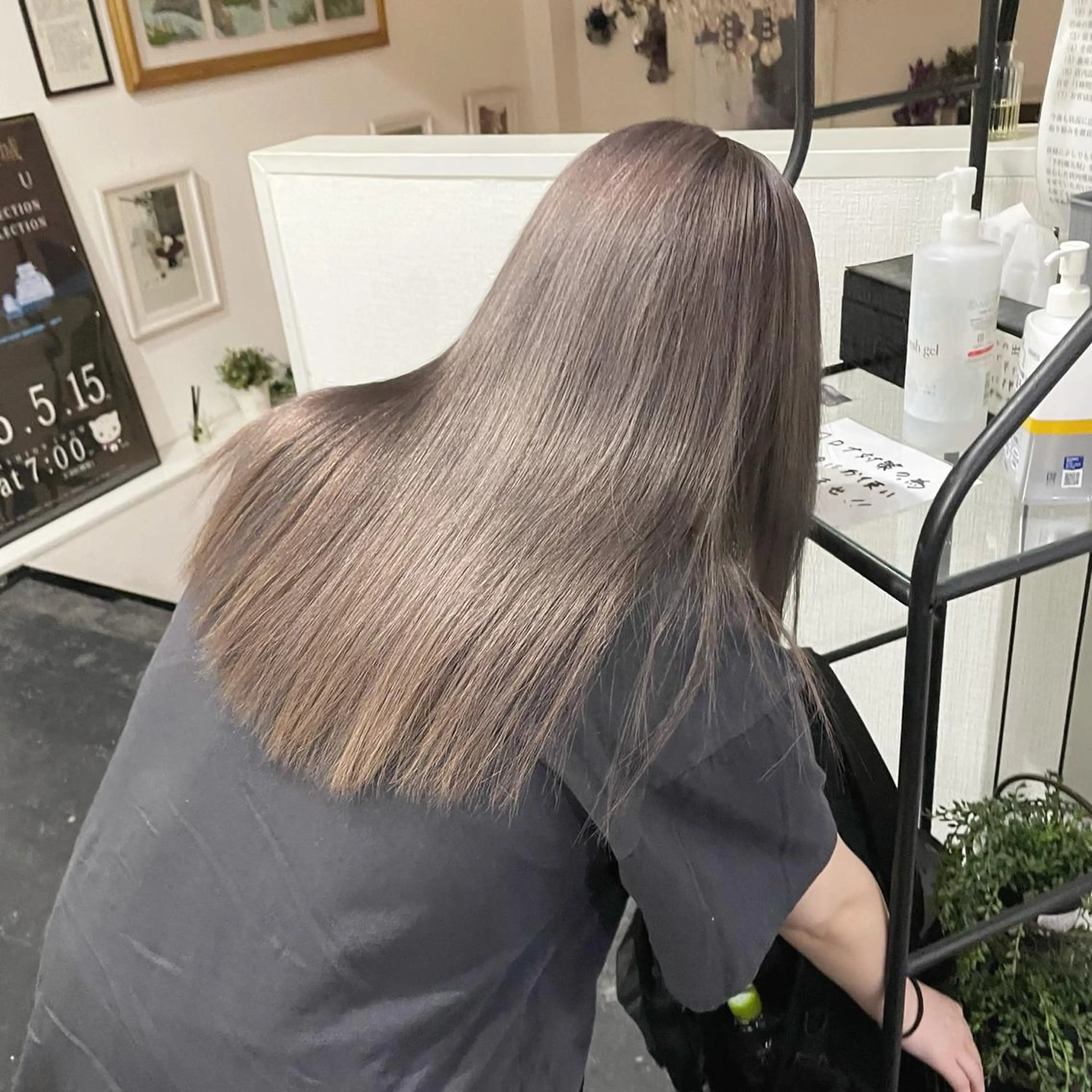 セミロング カラー グレージュ ミルクティーグレージュ ヘアカラー 袴田 伊代のヘアスタイル