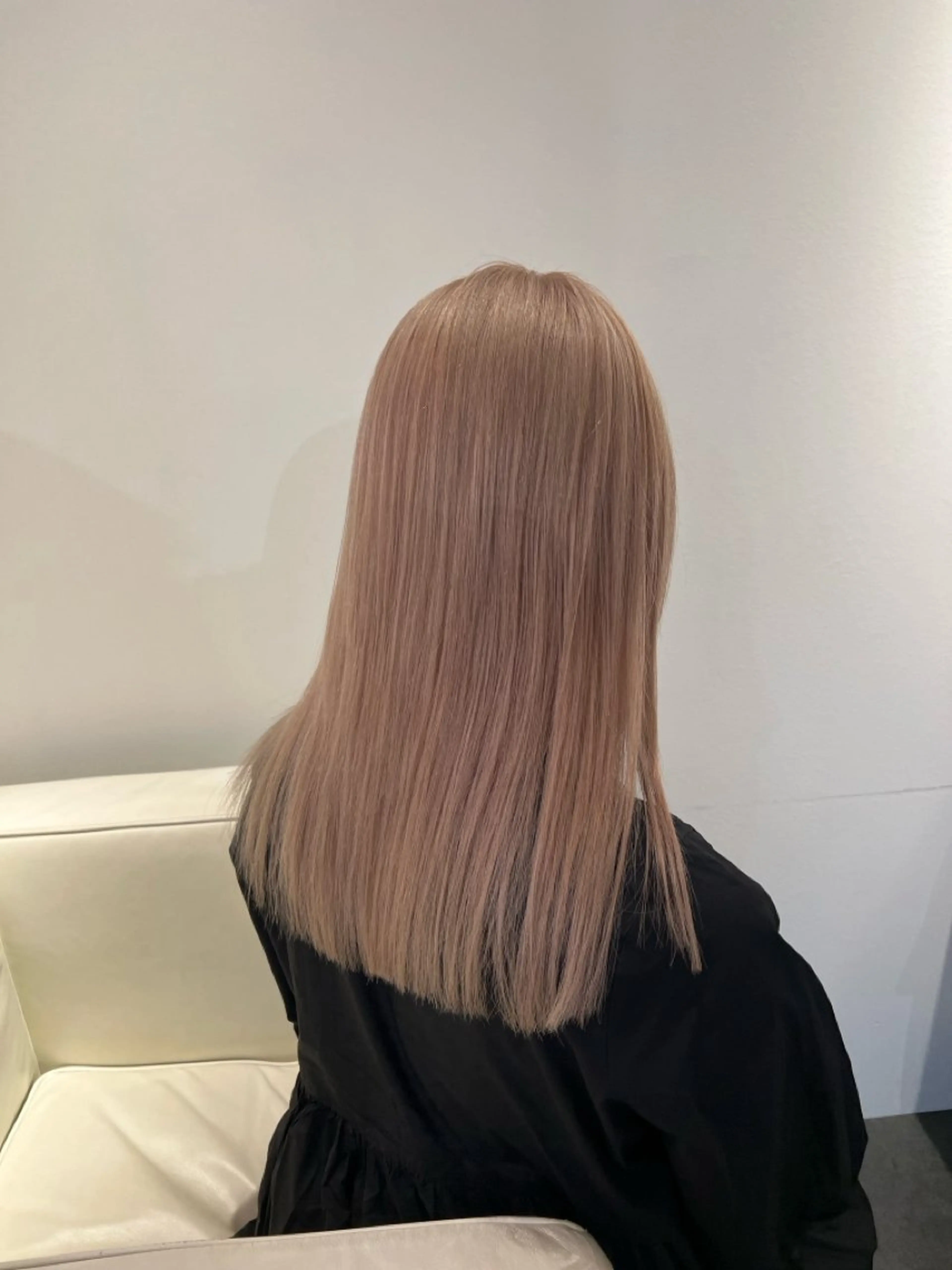 セミロング カラー ヘアアレンジ ベージュカラー ブリーチ 新宿.全国4位美髪師 taka髪質改善のヘアスタイル