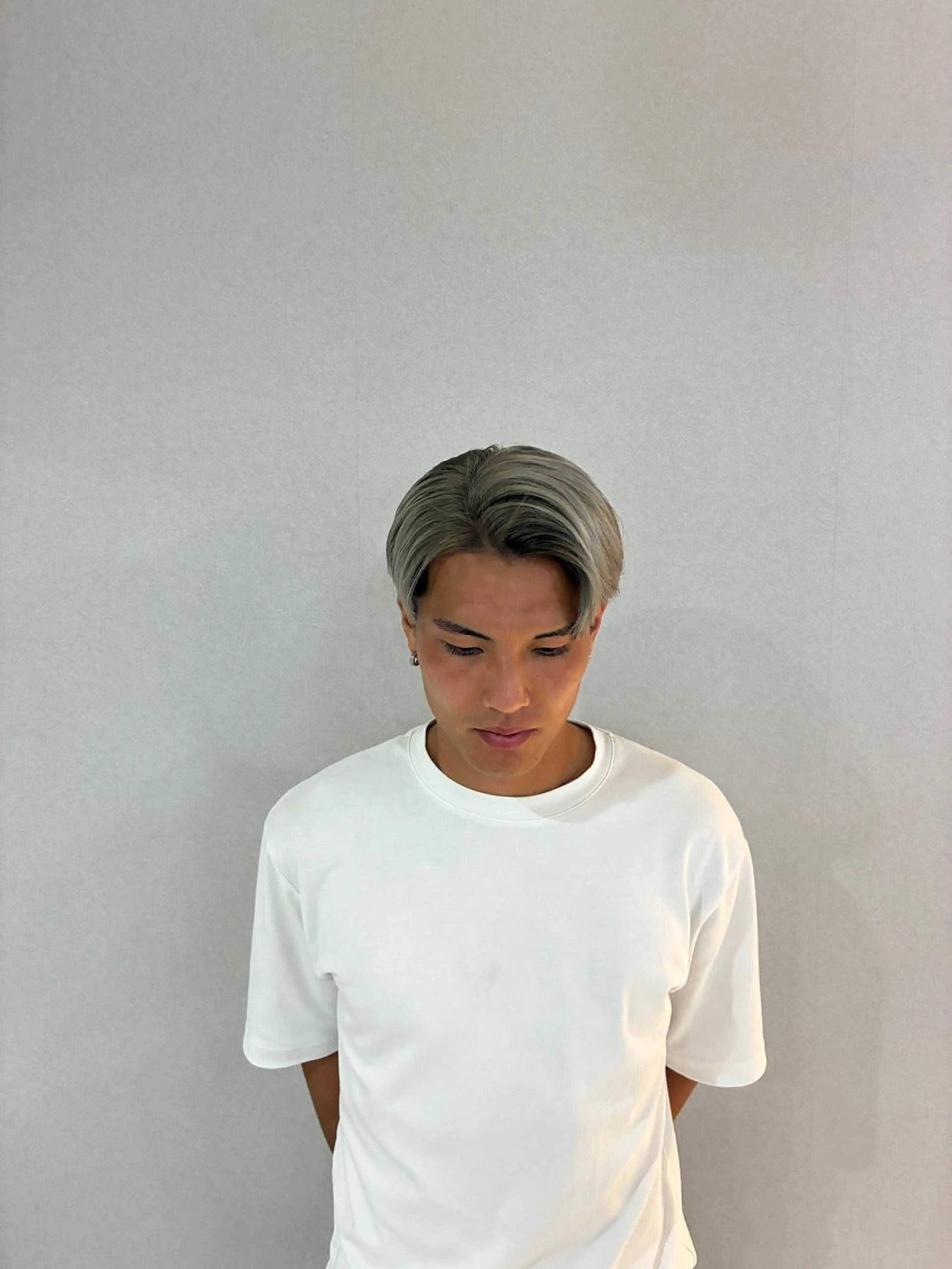 カラー メンズ メンズブリーチ ブリーチ デザインカラー ハナダ メイのヘアスタイル