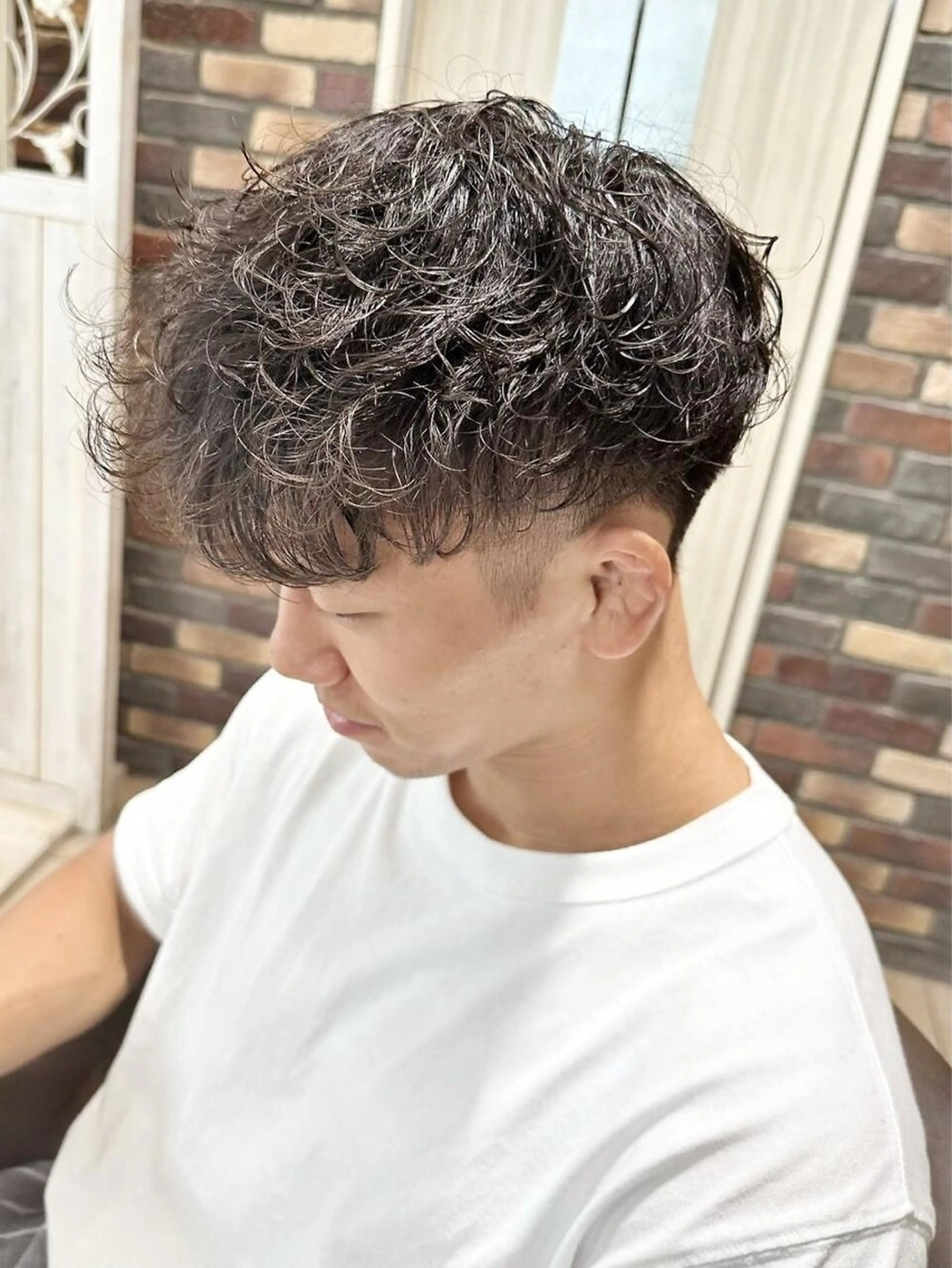 パーマ メンズ センターパート フェードカット フェザーパーマ マッシュ メンズパーマ カット パーマ メンズパーマ特化🔥 ツイスパ/シャドウのヘアスタイル