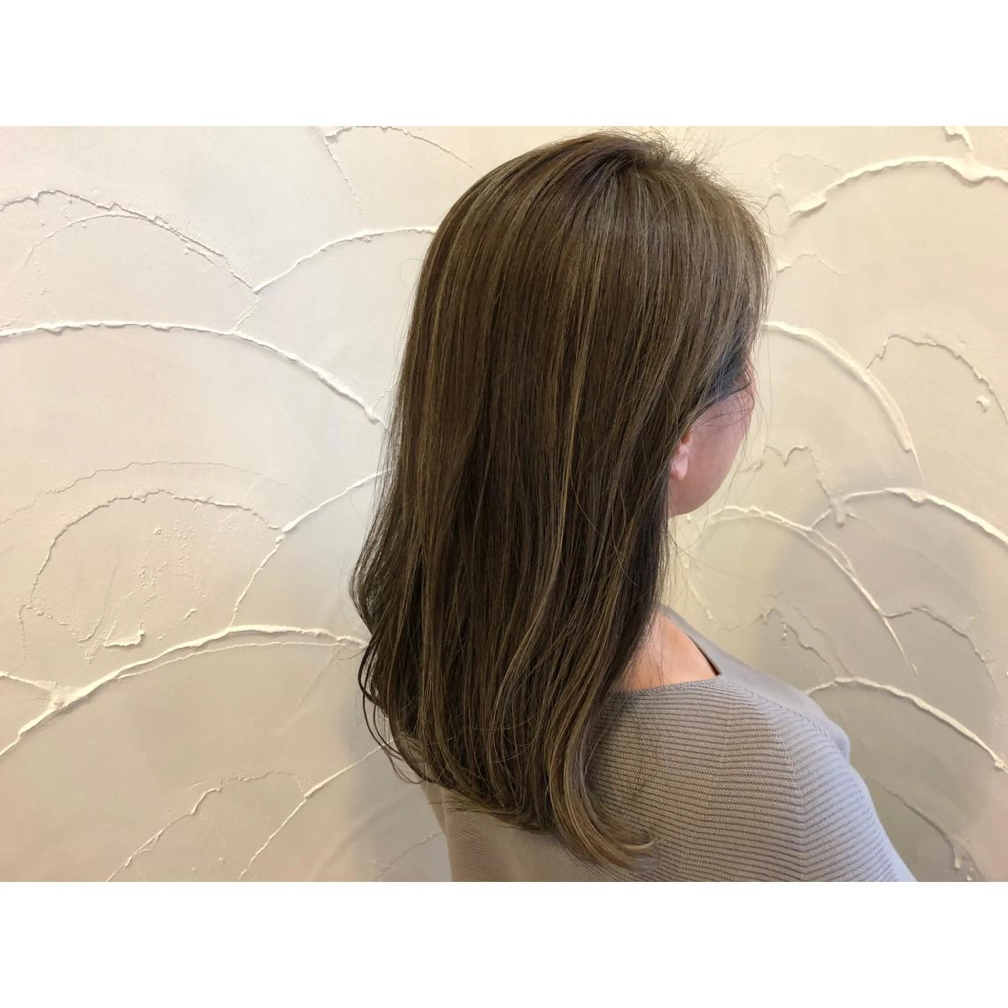 ロング カラー グレージュ ハイライトカラー カーキグレージュ ハイライト パーソナルカラー診断 できます 木曽 主博のヘアスタイル