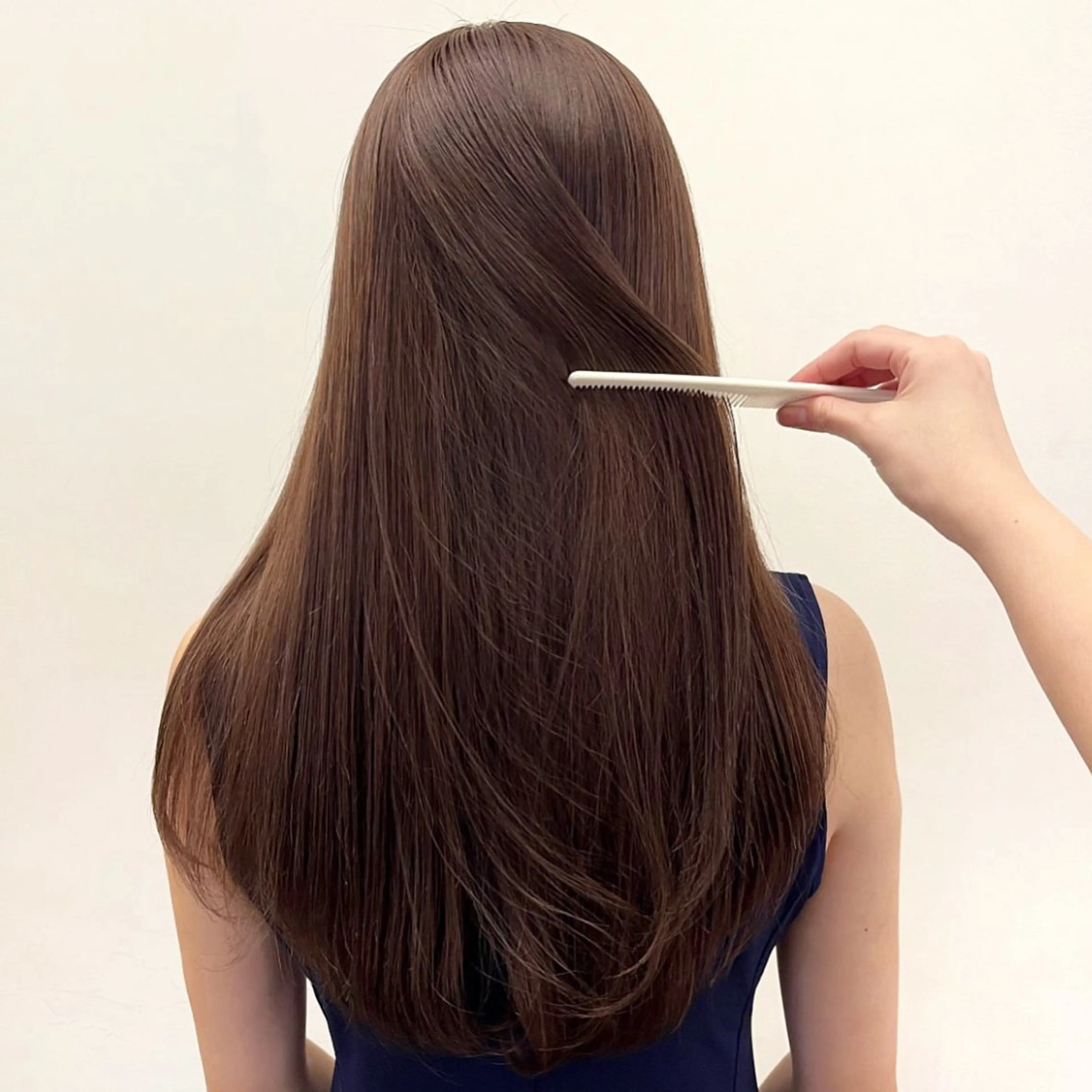 ロング ラベンダーベージュ 川上 莉歩のヘアスタイル