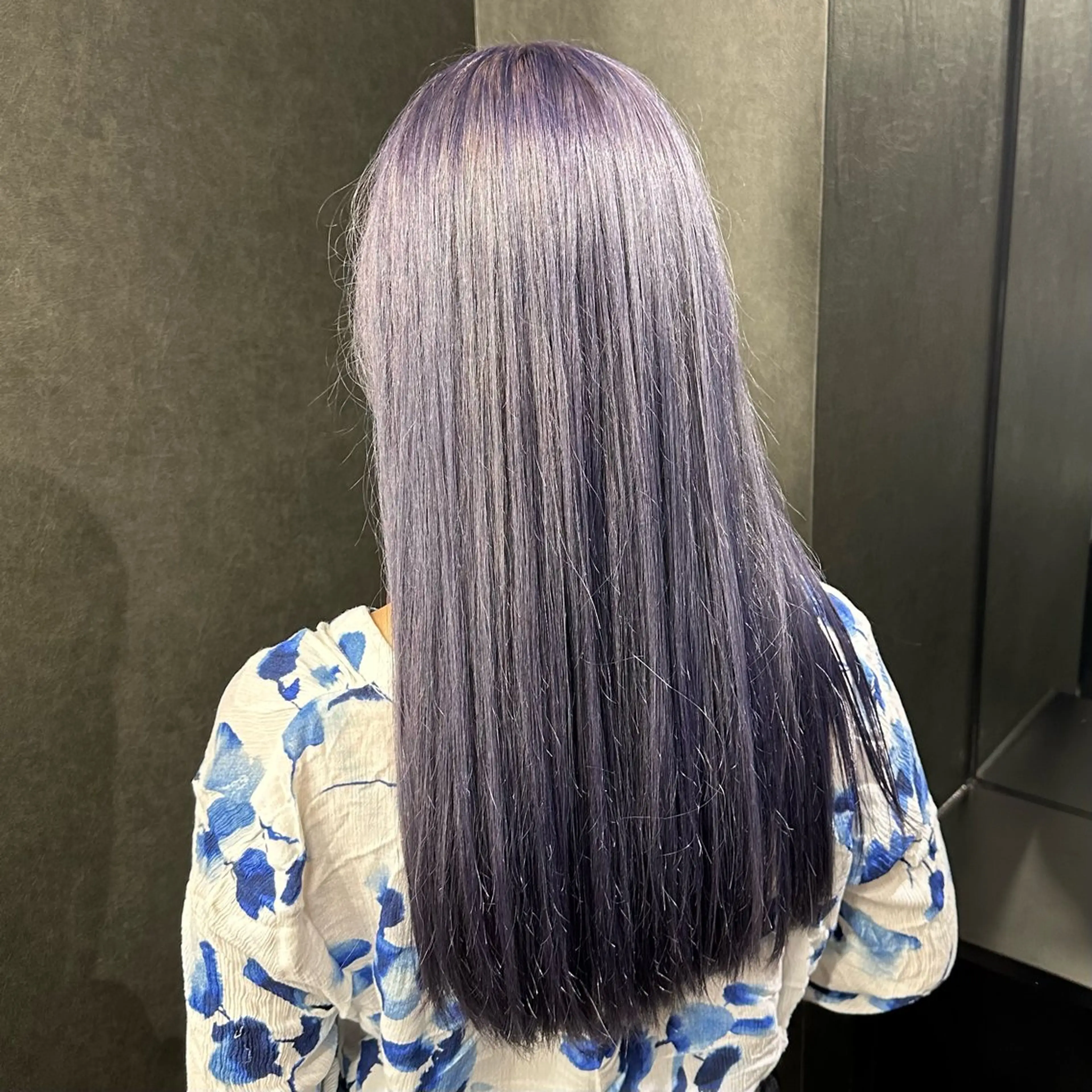 ロング カラー ヘアカラー TAKUMI ハイトーン/ウルフのヘアスタイル