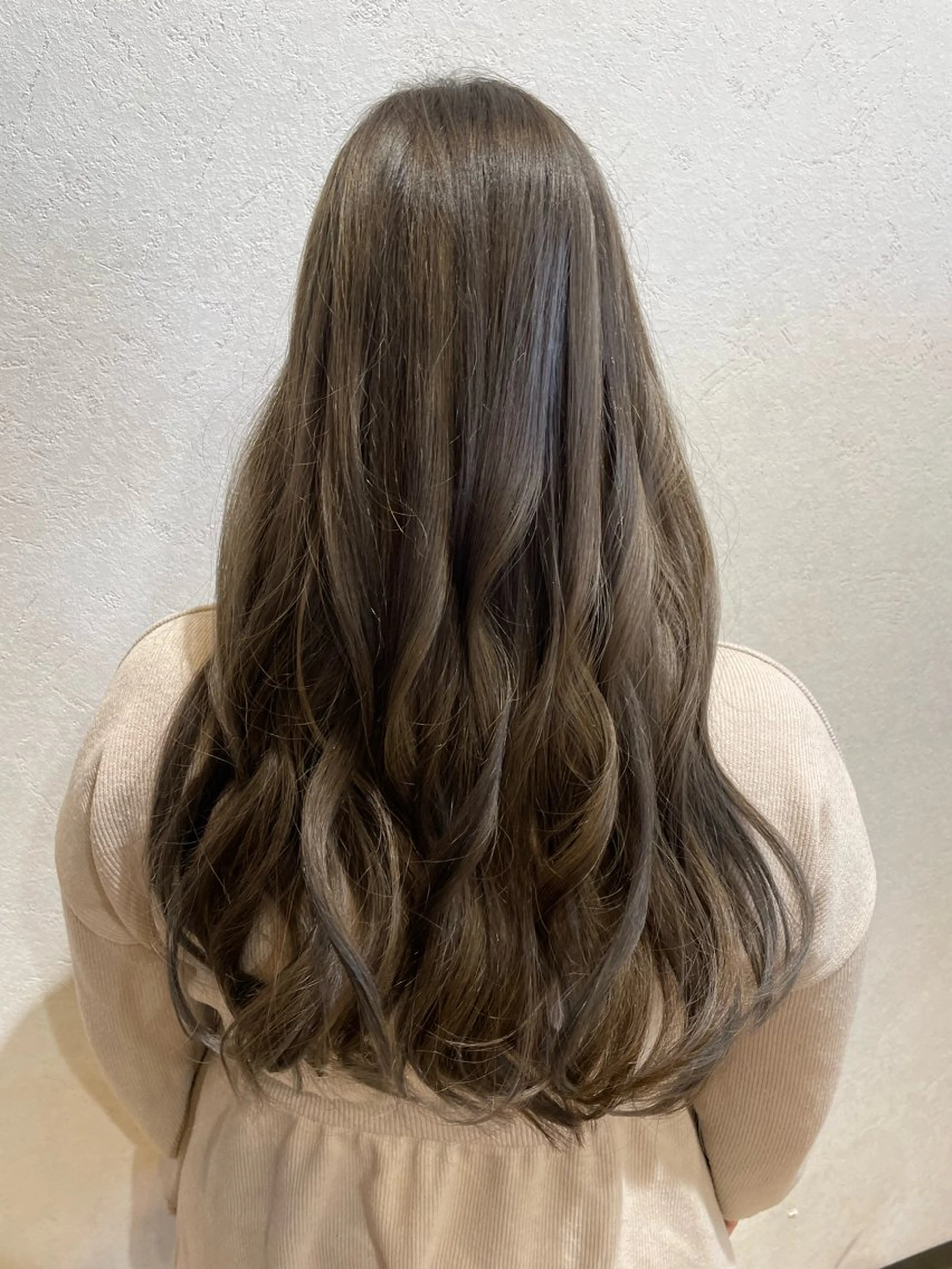 カラー 岡村 真子のヘアスタイル