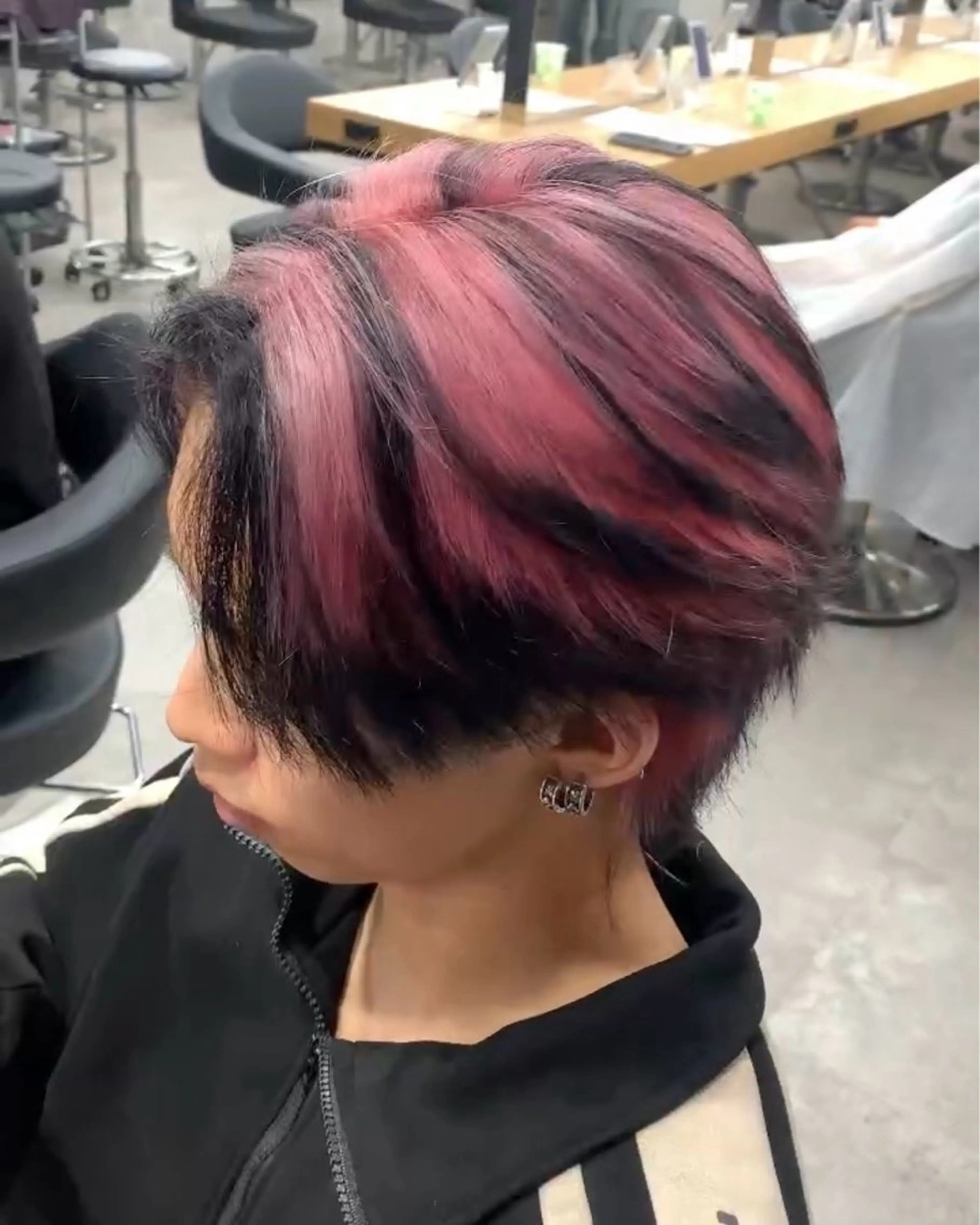 セミロング カラー メンズ 黒髪 デザインカラー ピンクカラー かきあげバング ヘアカラー 三浦 洋斗のヘアスタイル