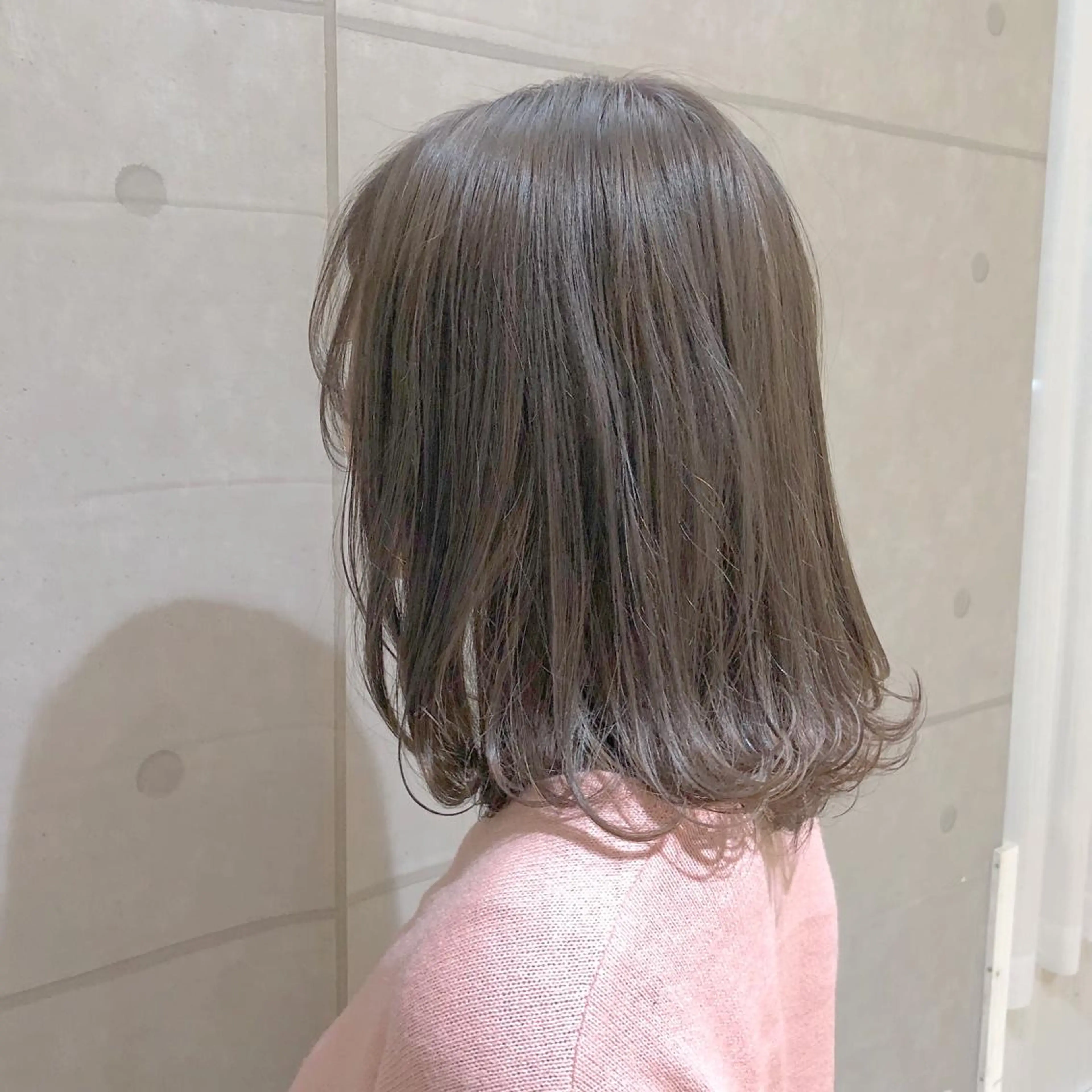 ミディアム カラー パーマ ヘアアレンジ アッシュ ヘアカラー ハイトーン特化🤍 浦住のヘアスタイル